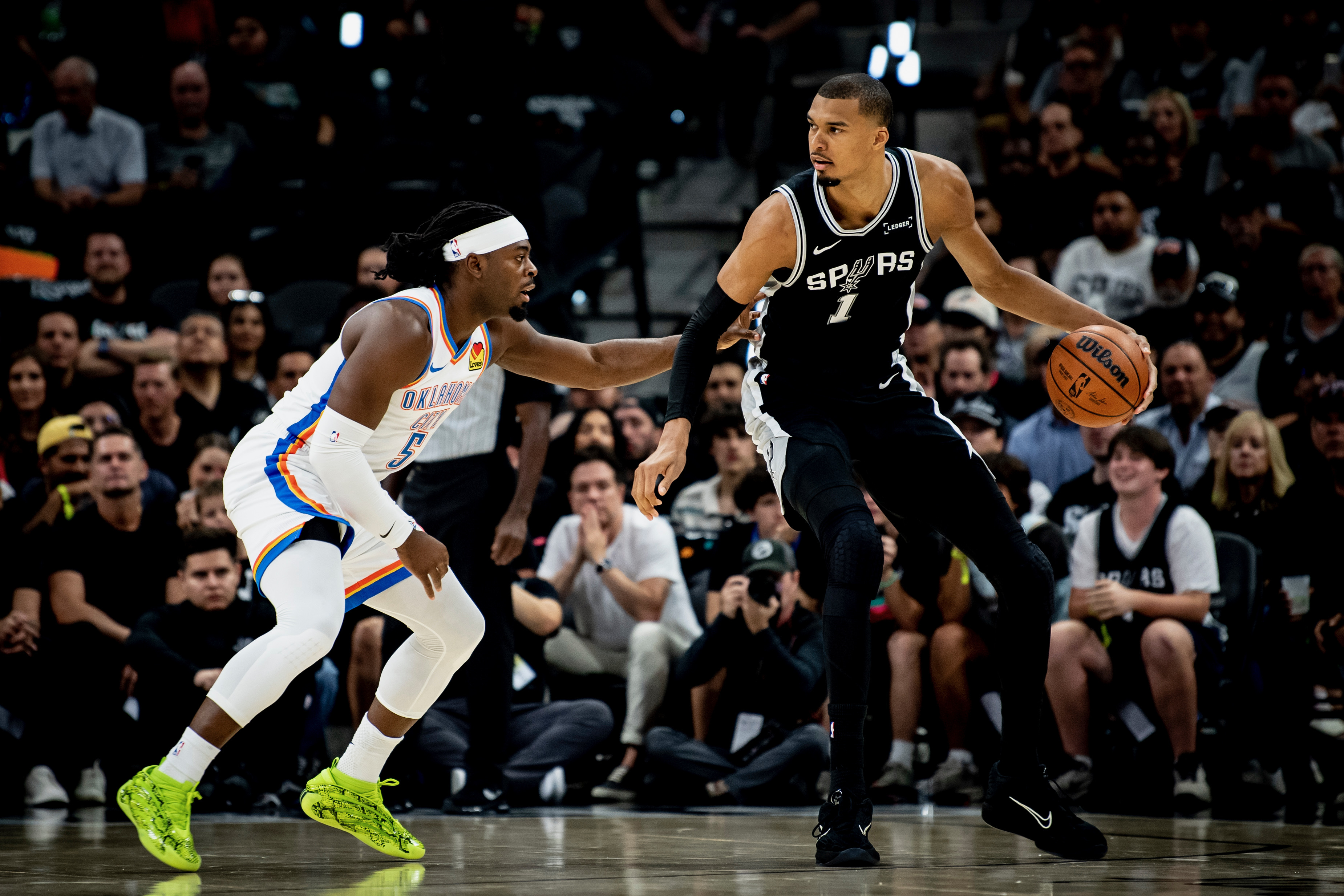 NBA季後賽西決G6，馬刺以118比91擊敗雷霆，將系列賽逼進搶七生死戰。（翻攝自X@spurs）