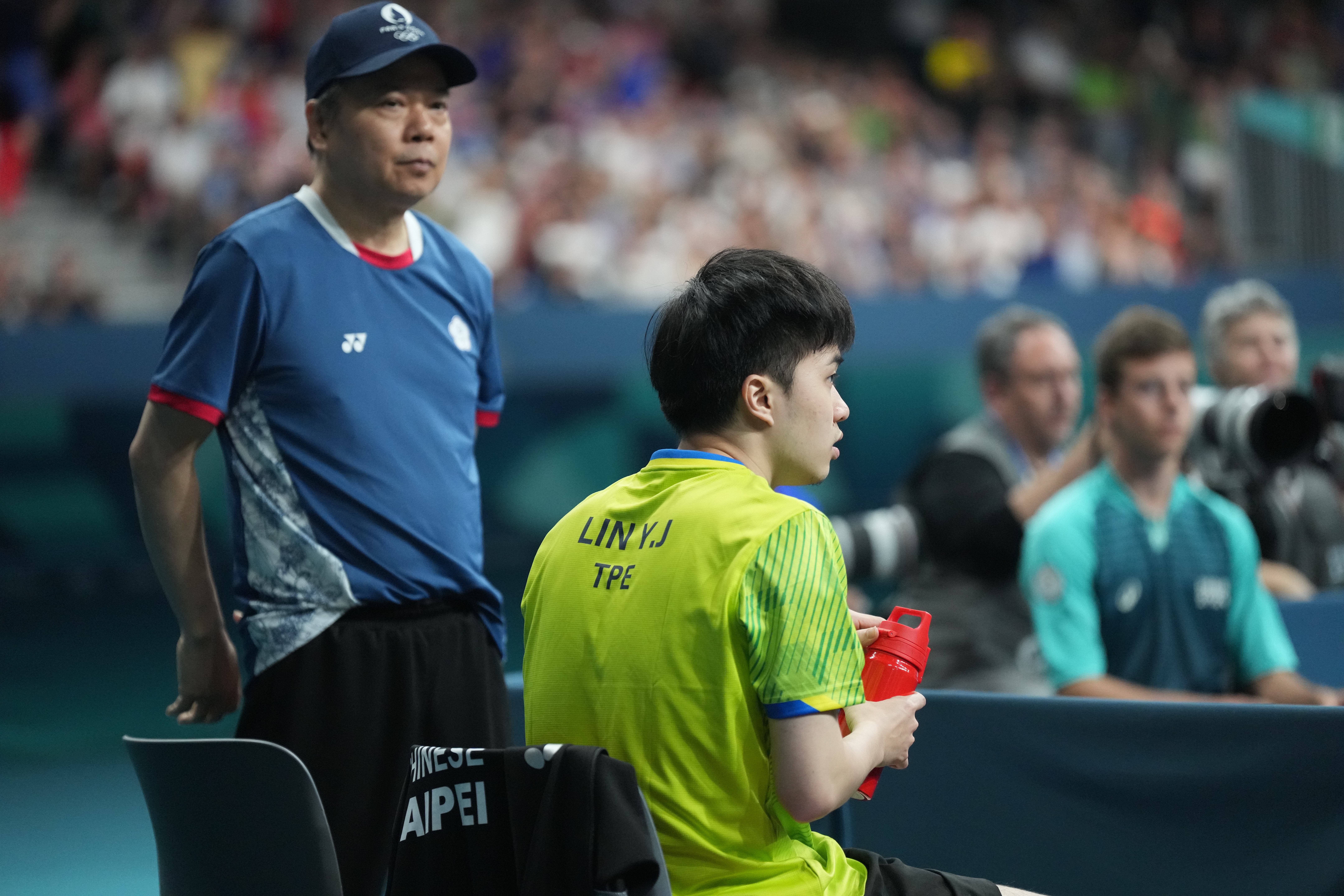 「小林同學」林昀儒在本屆奧運比賽中表現精采，背後有教練偉關晴光適時提點。（中華奧會提供）