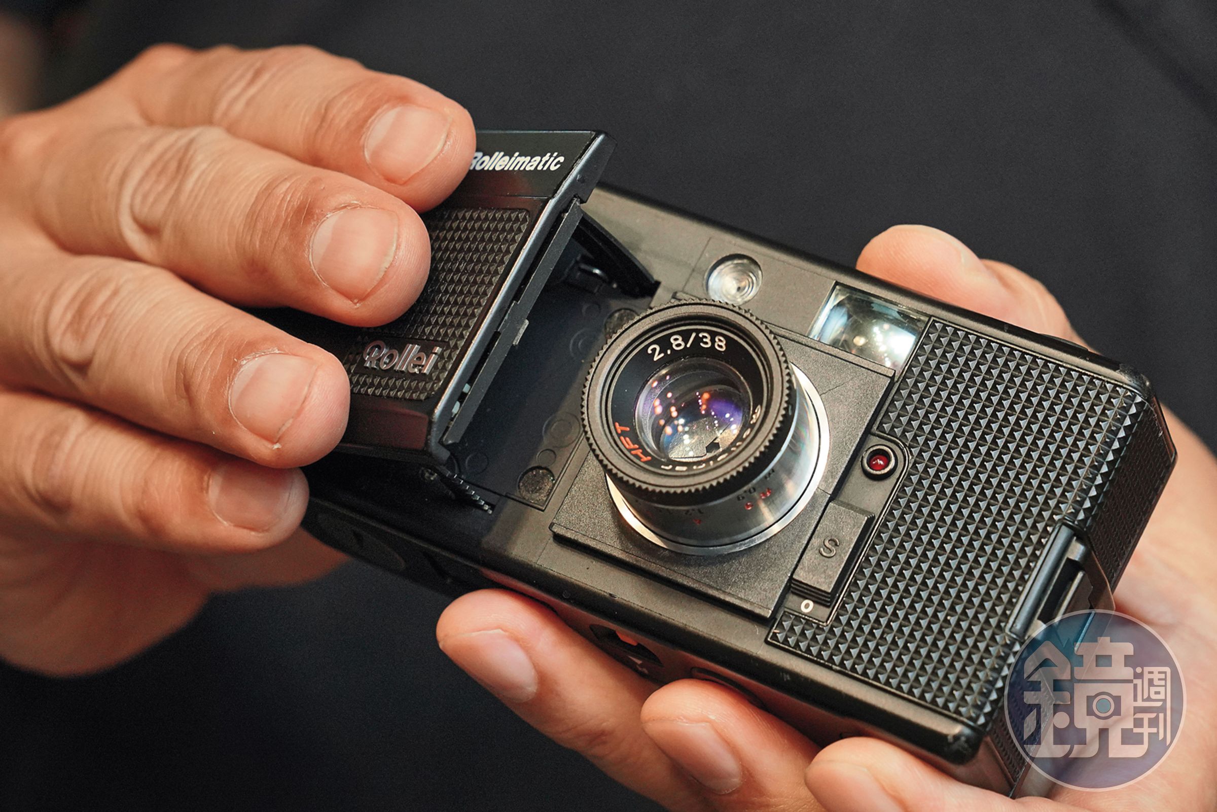 Rollei 35是Rollei破產前最後推出的相機，小型化路線外觀卻更加精緻，平常鏡頭收納在機身內，滑開前方擋板後將擋板呈45度一壓，鏡頭就會伸出。（17,900元／台）
