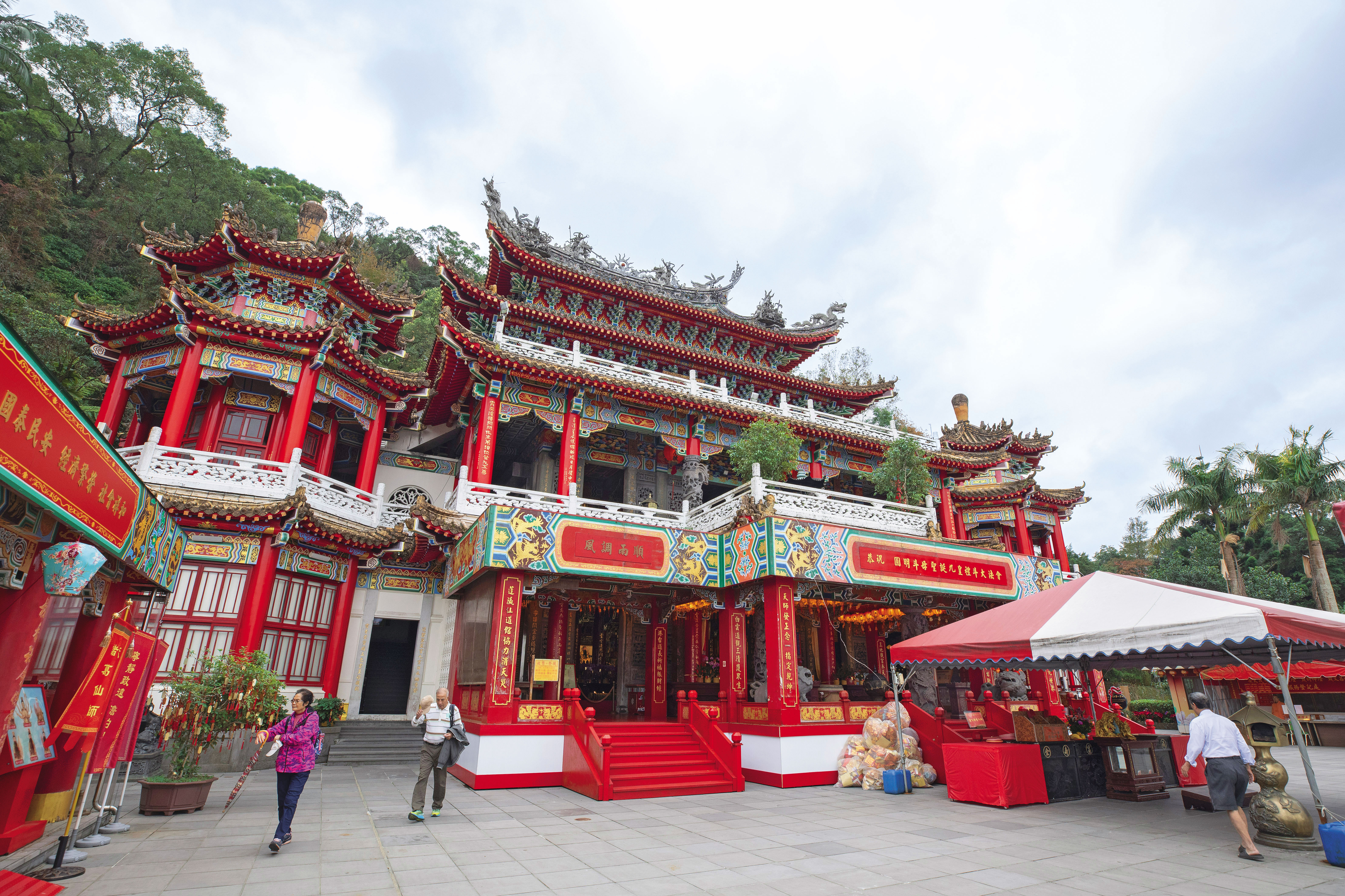 指南宮凌霄寶殿三清殿背山而建，造型宏偉。