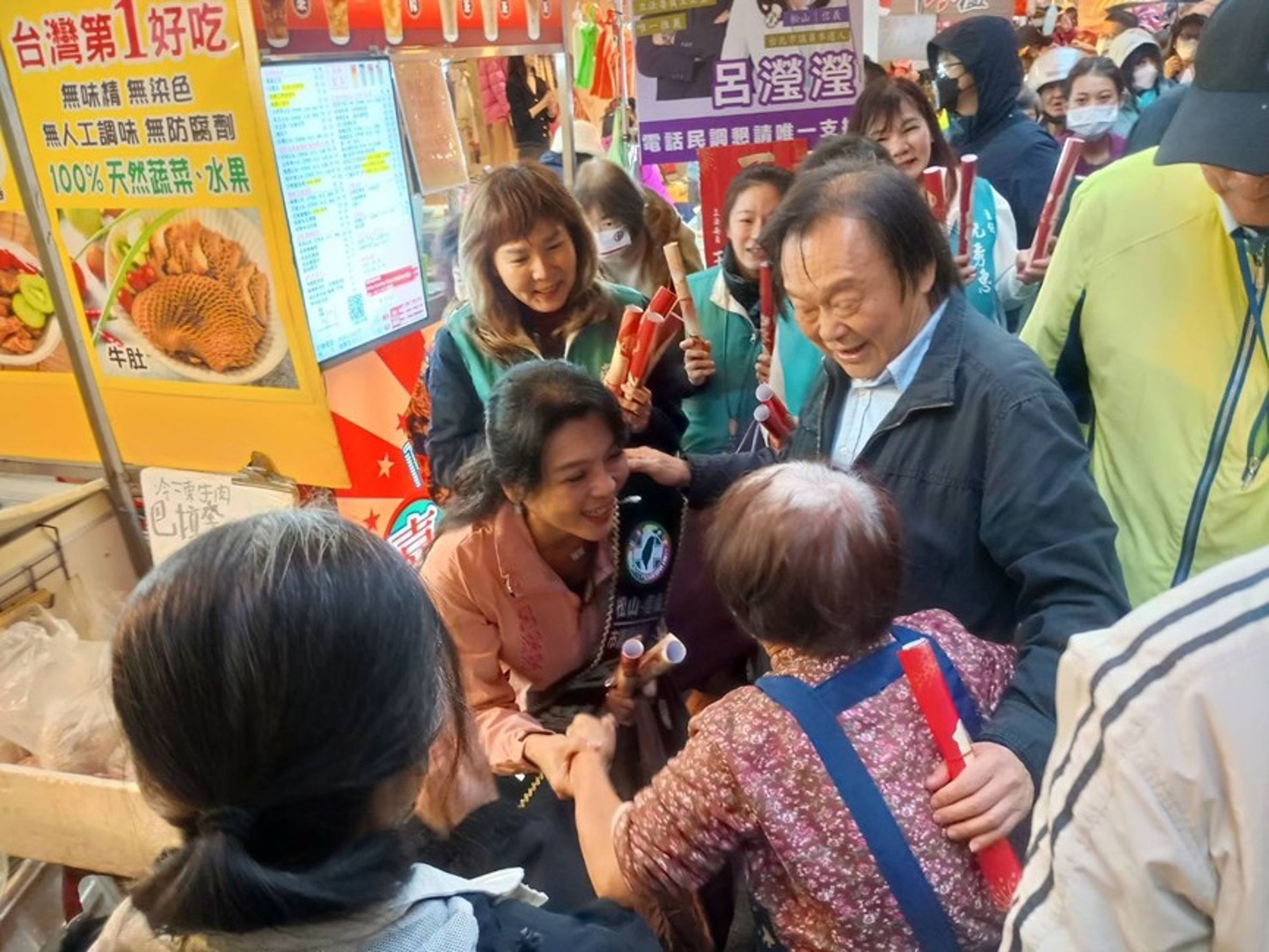 王世堅、呂瀅瀅市場掃街,民眾熱情簇擁。