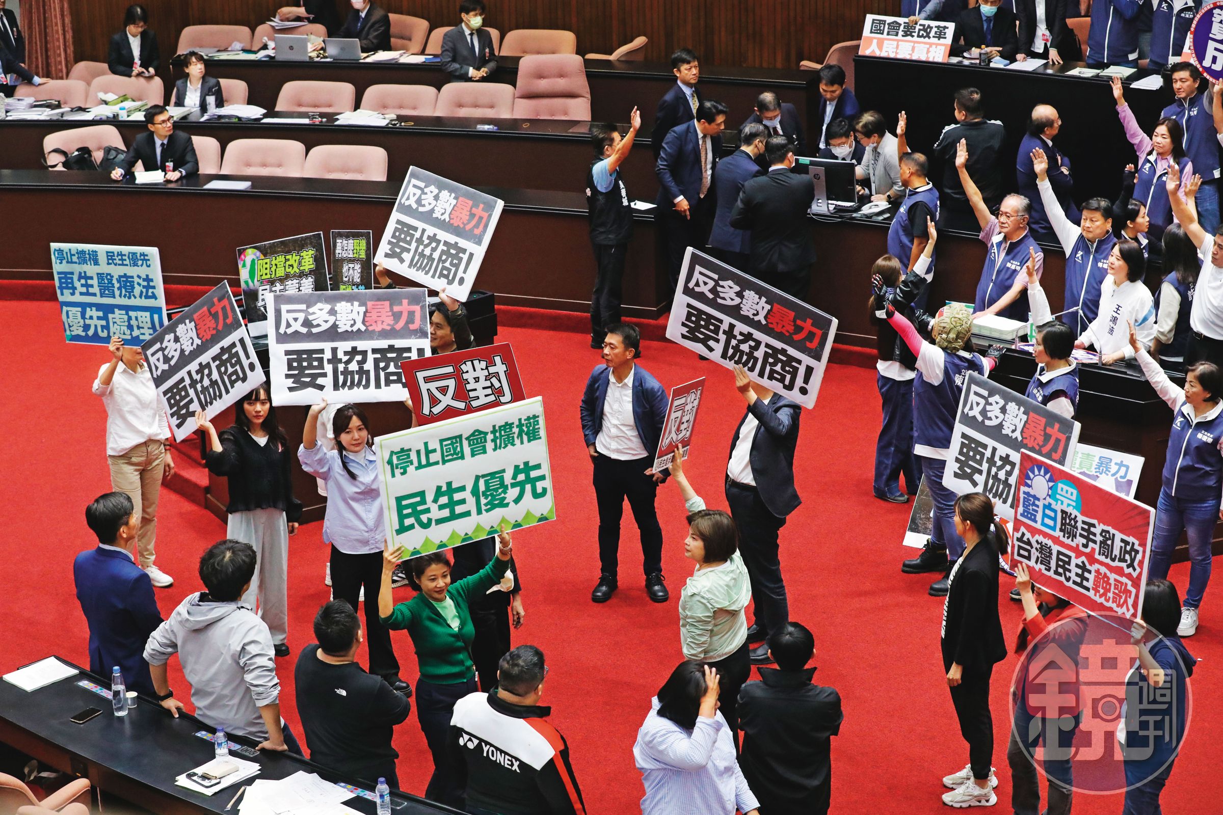 5月17日當天朝野立委在議場內對峙,互舉手牌表達立場。
