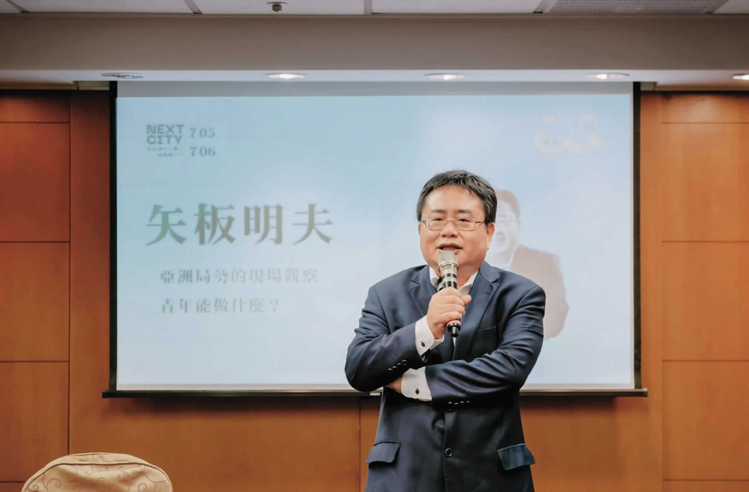 日本資深媒體人矢板明夫發文示警，指中共統戰正向低齡化延伸，且「破盤價」團費暗藏資金疑慮，呼籲家長與政府應嚴格把關。（翻攝春雨文教基金會臉書）