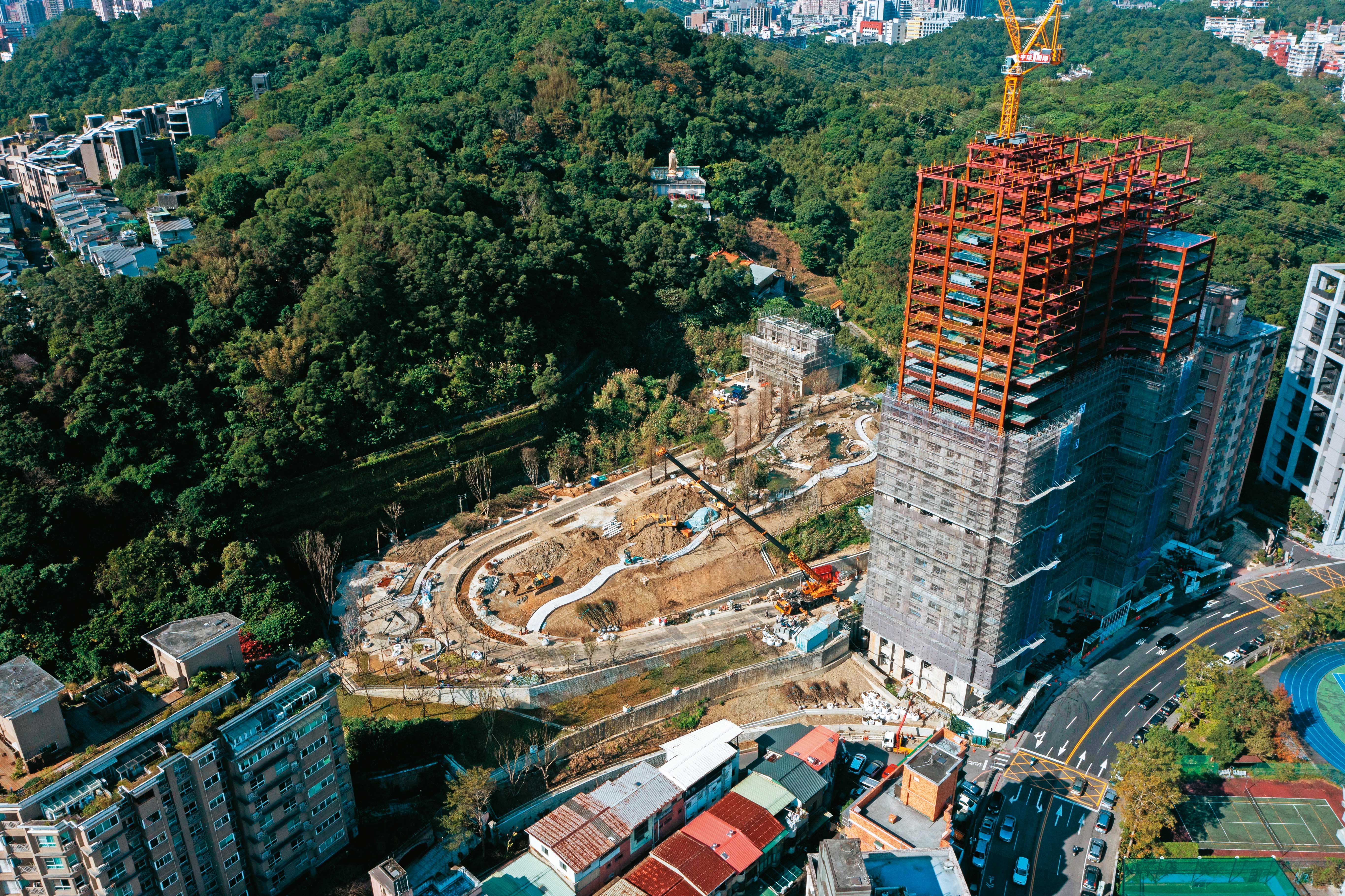 ↓萬芳自救會指控柯市府放水，讓建商違反協議，興建26層高樓。