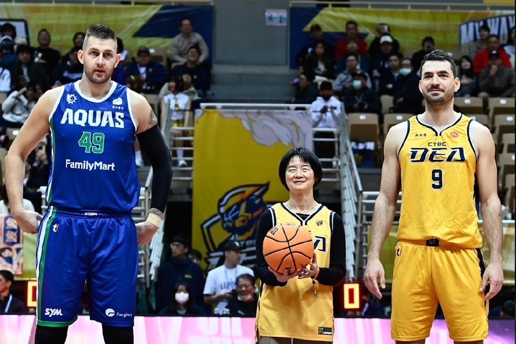 新北中信特攻籃球隊今在新莊主場迎戰高雄全家海神隊，特別邀請新北檢檢察長余麗貞開球，並由檢方在場設攤位進行法律宣導，全力杜絕不法。 （中信特攻提供）  