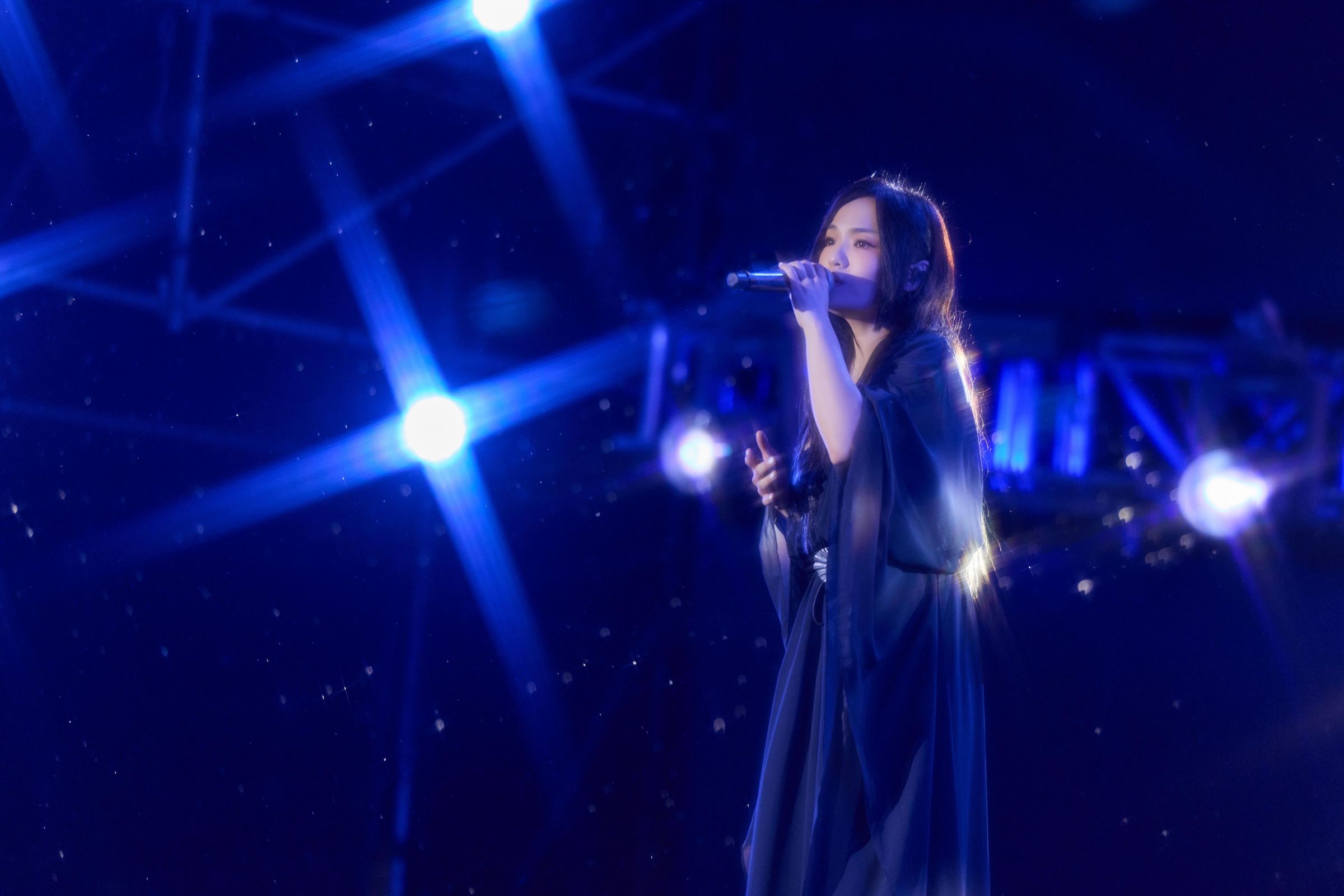 徐佳瑩準備了〈你敢不敢〉等經典作品，卻意外在〈失落沙洲〉小忘詞。（台東縣政府提供）