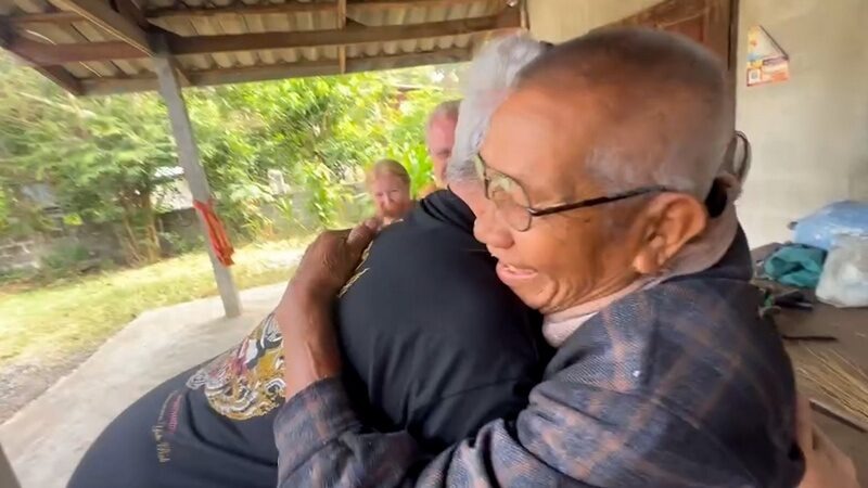 當雙方終於見面的那一刻，積壓了53年的情感瞬間潰堤。（翻攝自鮮新聞）