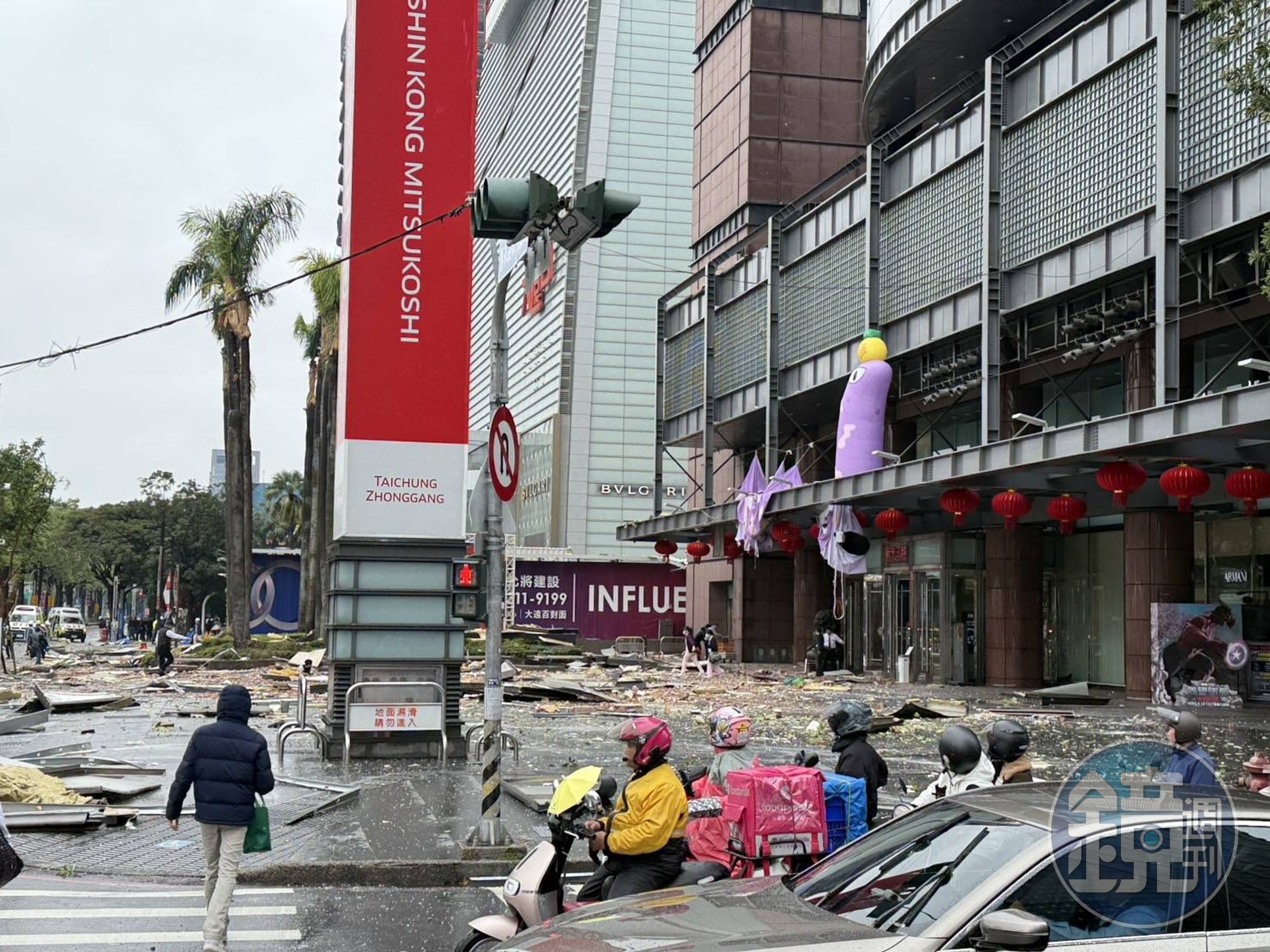 台中新光三越12樓今(13)日中午疑似發生氣爆事故,大樓外牆全被炸開,建築結構散落街道。(民眾提供)