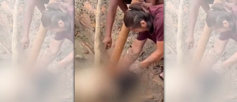 尼泊爾大水沖走女性遺體,岸邊兩名男子非但未施救,反而當眾搜刮死者財物,誇張行徑引發眾怒。(翻攝自X@clashreport)