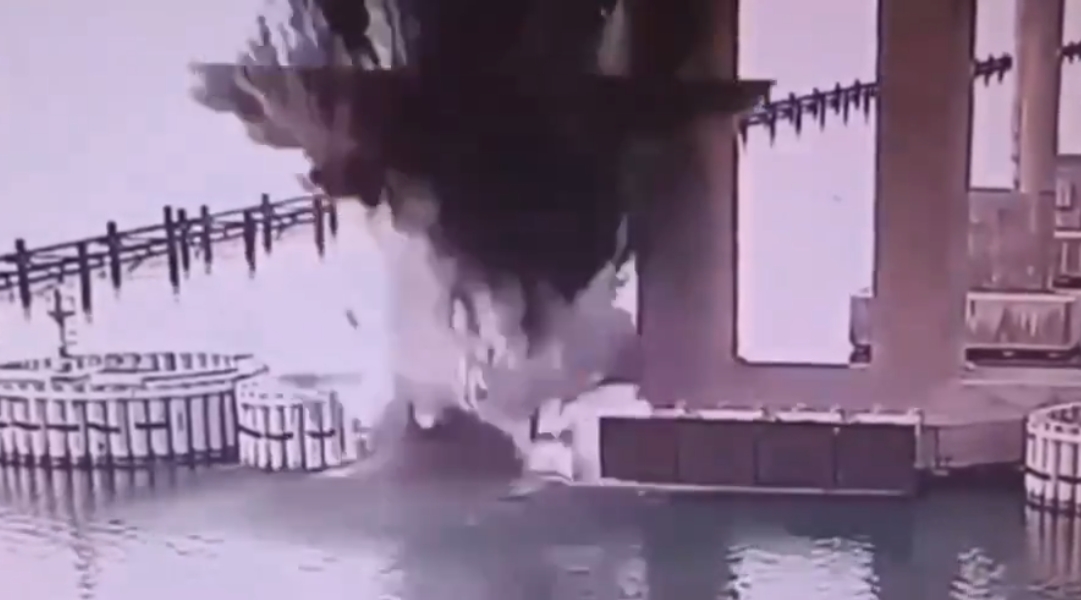 烏克蘭第3度炸毀克里米亞大橋！1,100公斤水下炸藥重創俄軍命脈。（翻攝自X @NEXTA）