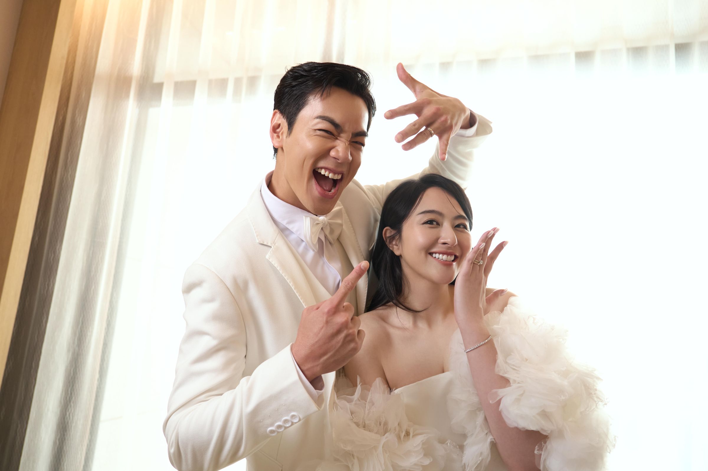 禾浩辰與吳品潔今舉辦溫馨婚禮,開心秀出婚戒。(快樂成長娛樂提供)