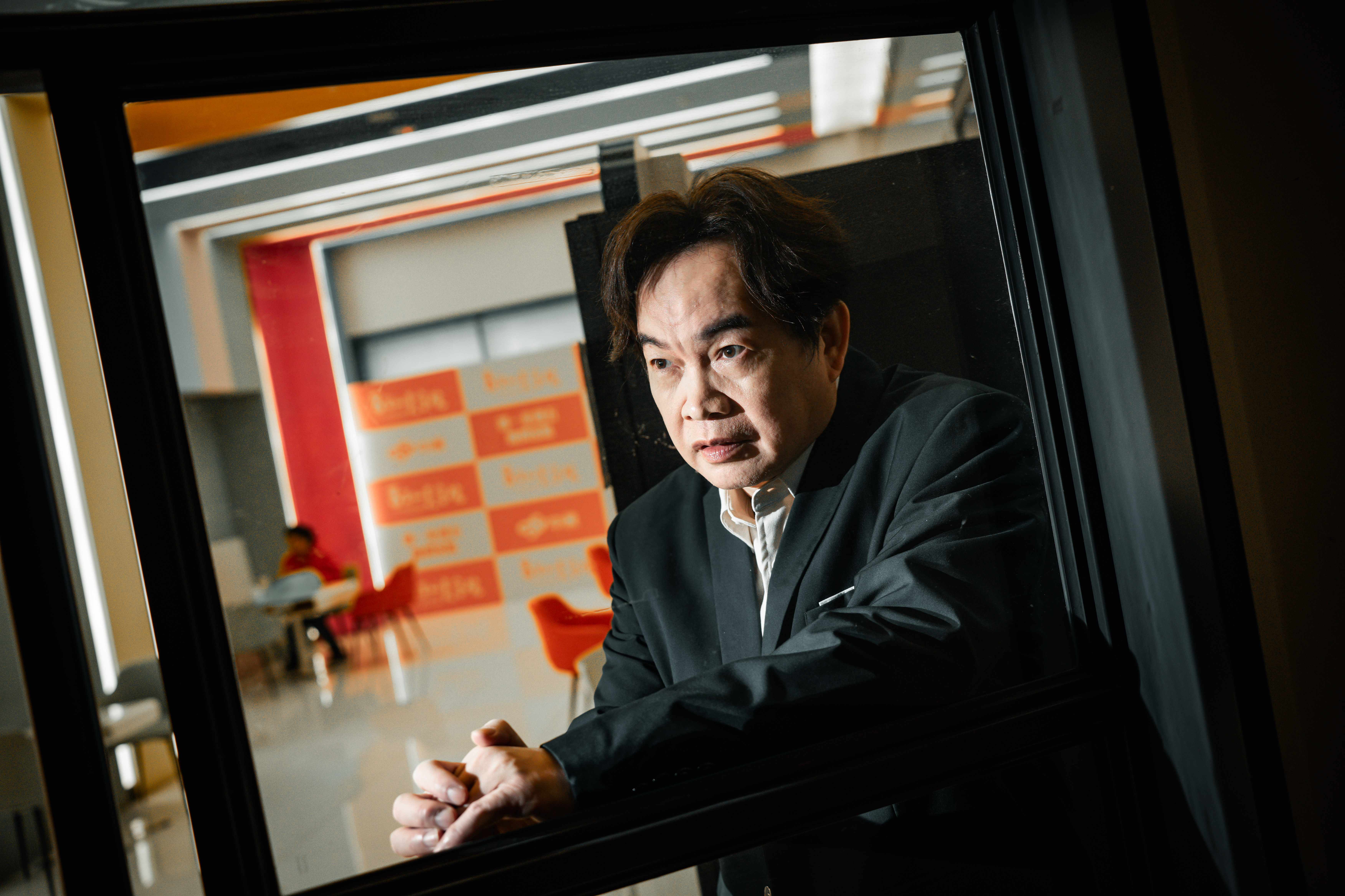 康康小時候「看起來笨笨的、還會口吃」常被欺負，為了保護自己，那些學習、模仿到的最後變成他的工作和職業。