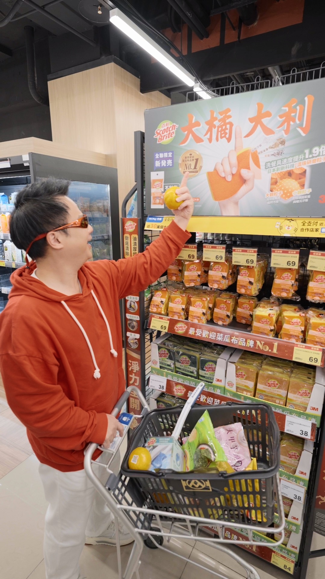 地球飾演的E人老公心天馬行空笑料百出,看到新鮮貨、諧音梗都無法抗拒。