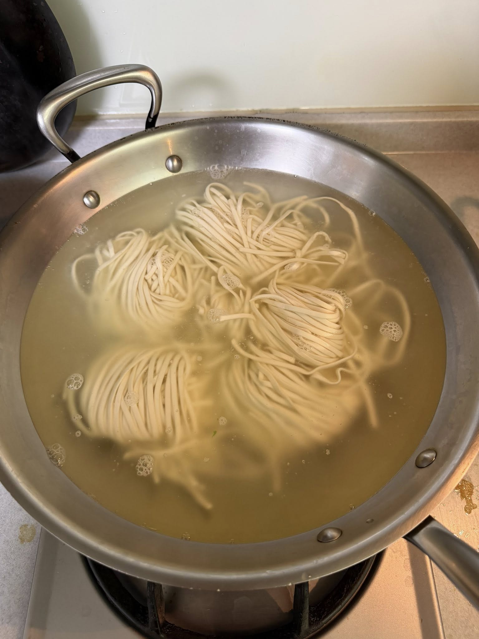 煮麵條。