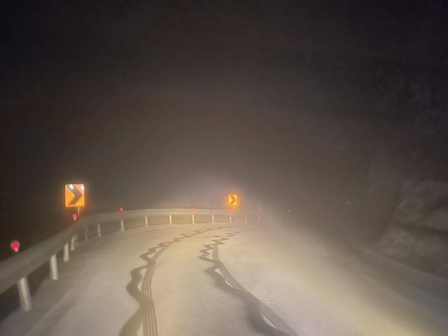 合歡山5日深夜開始降雪，部分路段出現結冰情況，需掛雪鏈通行。（翻攝自臉書中橫路況交通資訊站）