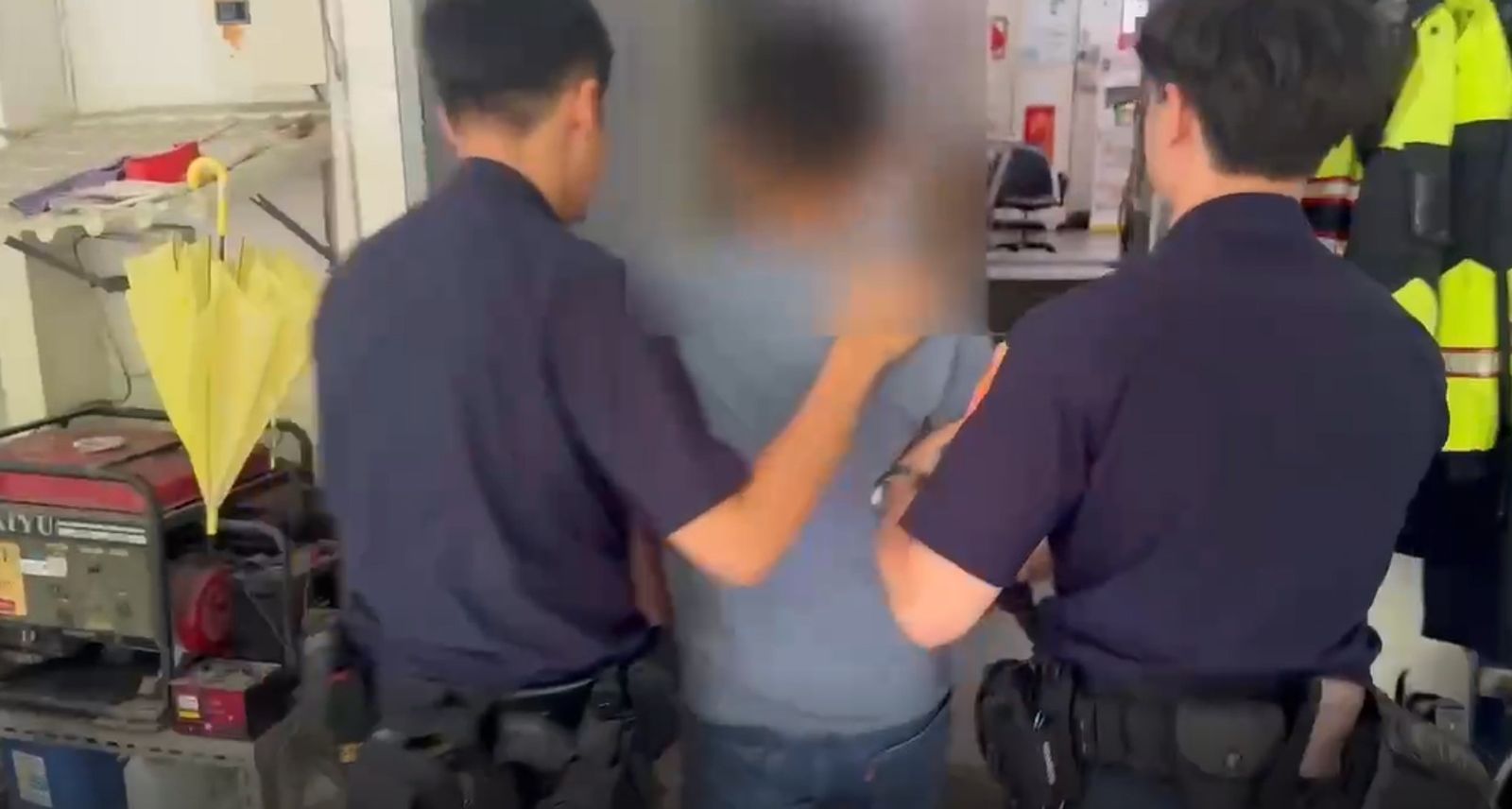 不滿被擋路「竟抄鐵撬開車門」... 前科男狂飆髒話、扯7旬翁眼鏡遭送辦