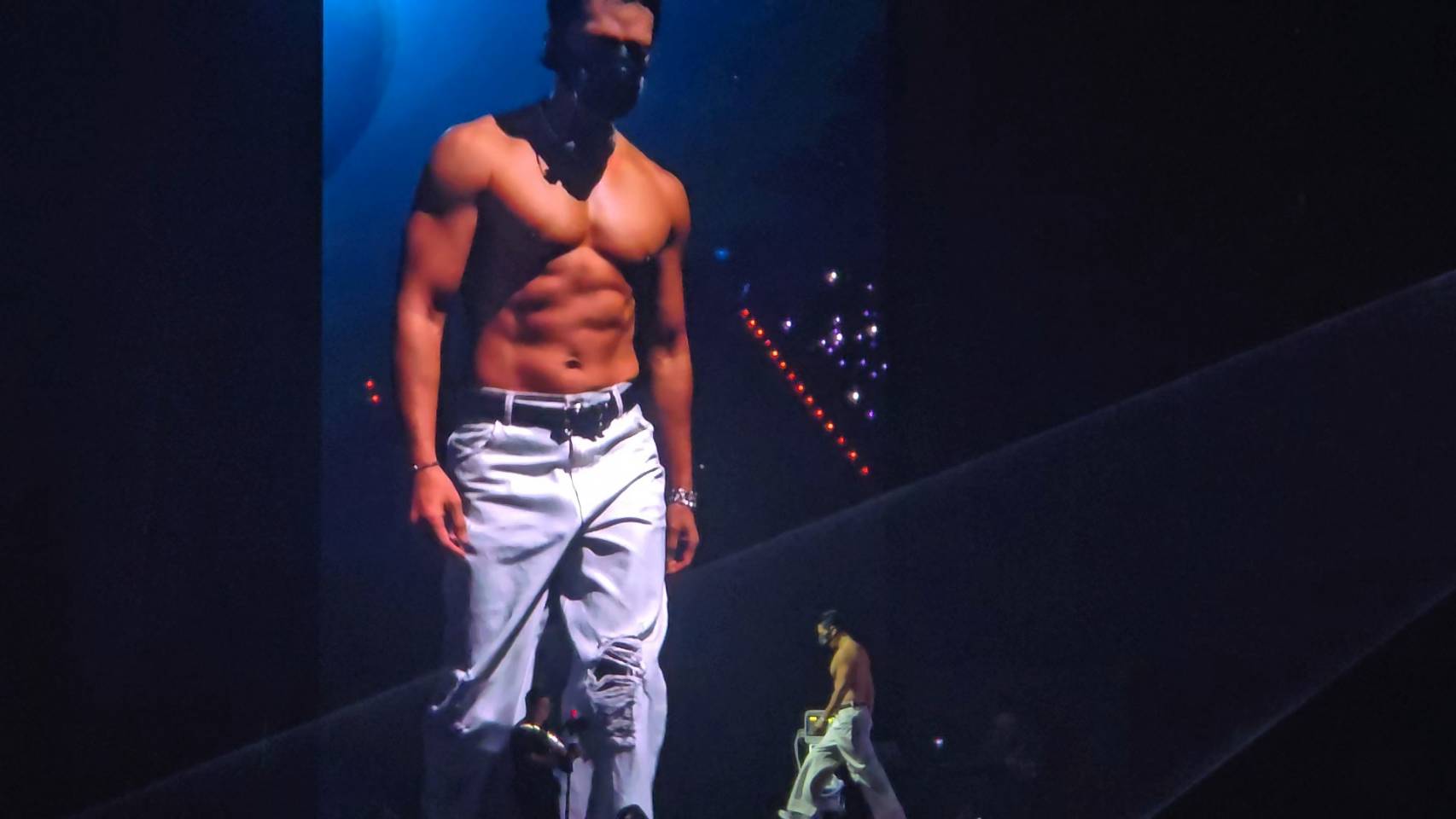 RAIN演唱會開場即在跑步機上露出精壯上身，粉絲尖叫到燒聲。