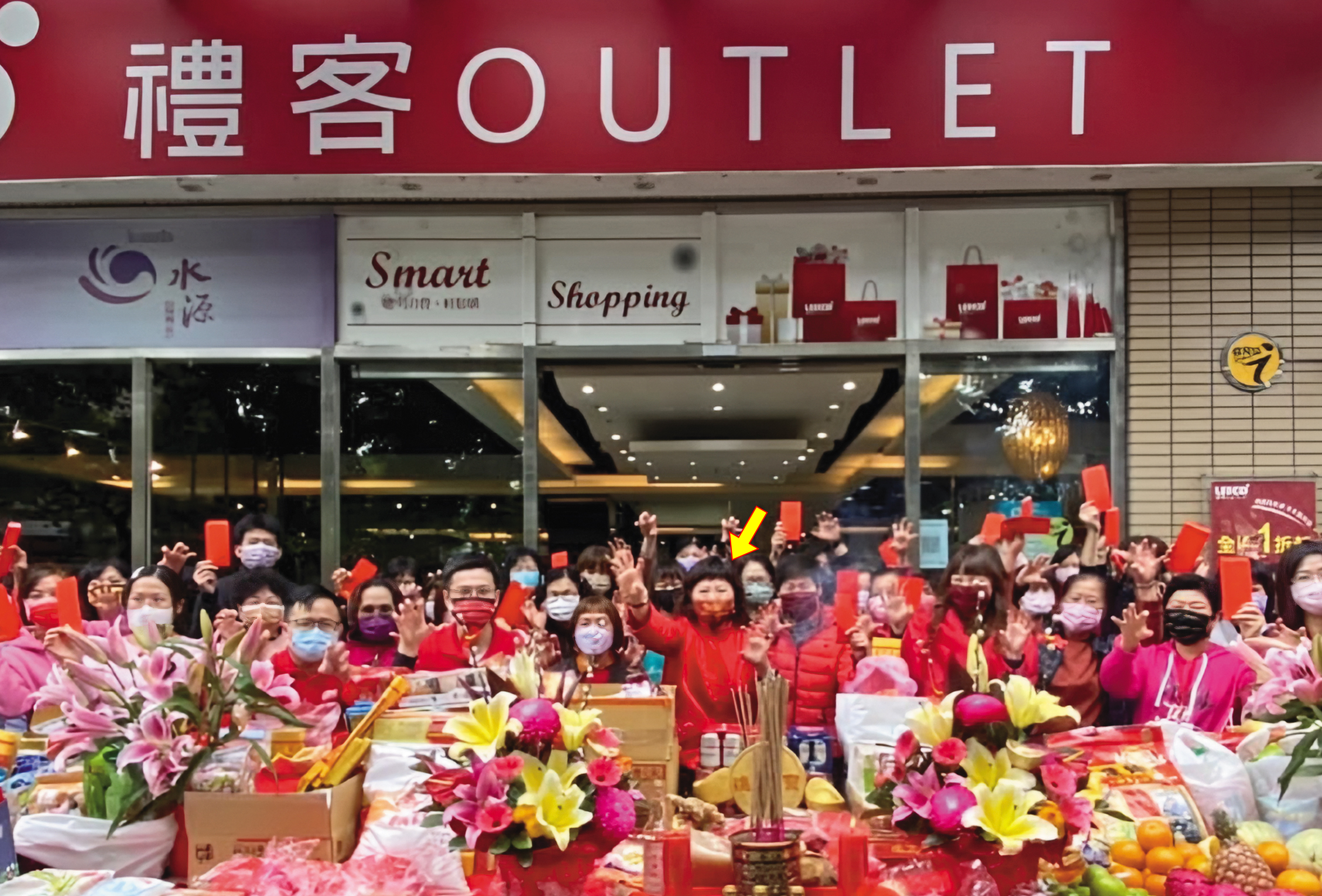 2022.02.08　翁素蕙（箭頭指者）車禍後不到20天就出席團拜，看起來傷勢並不嚴重。（翻攝臉書）