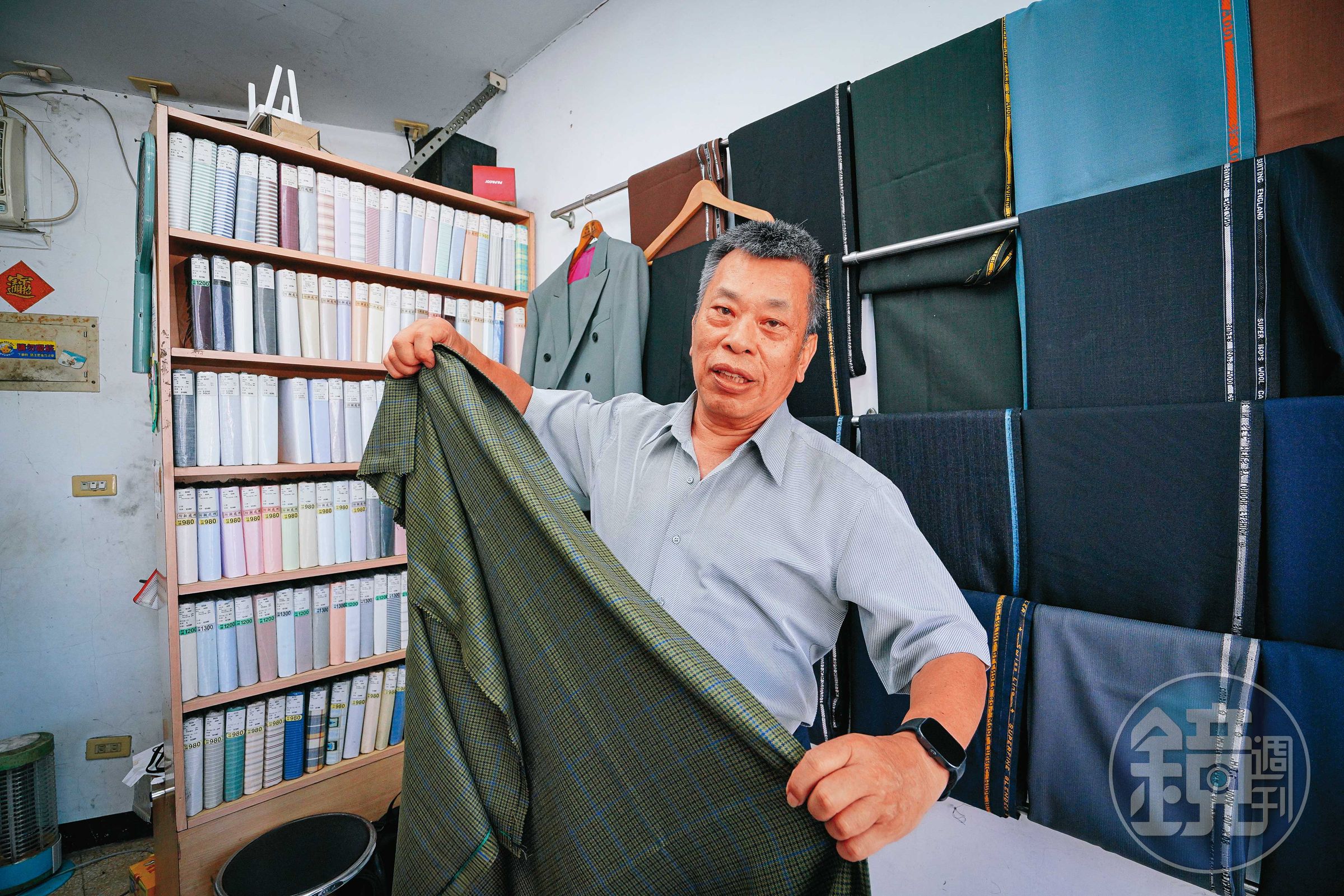 白宮呢羢西服號成功的訣竅,在於細心服務。張秉清詳細為顧客解說布料,贏得客人信賴。