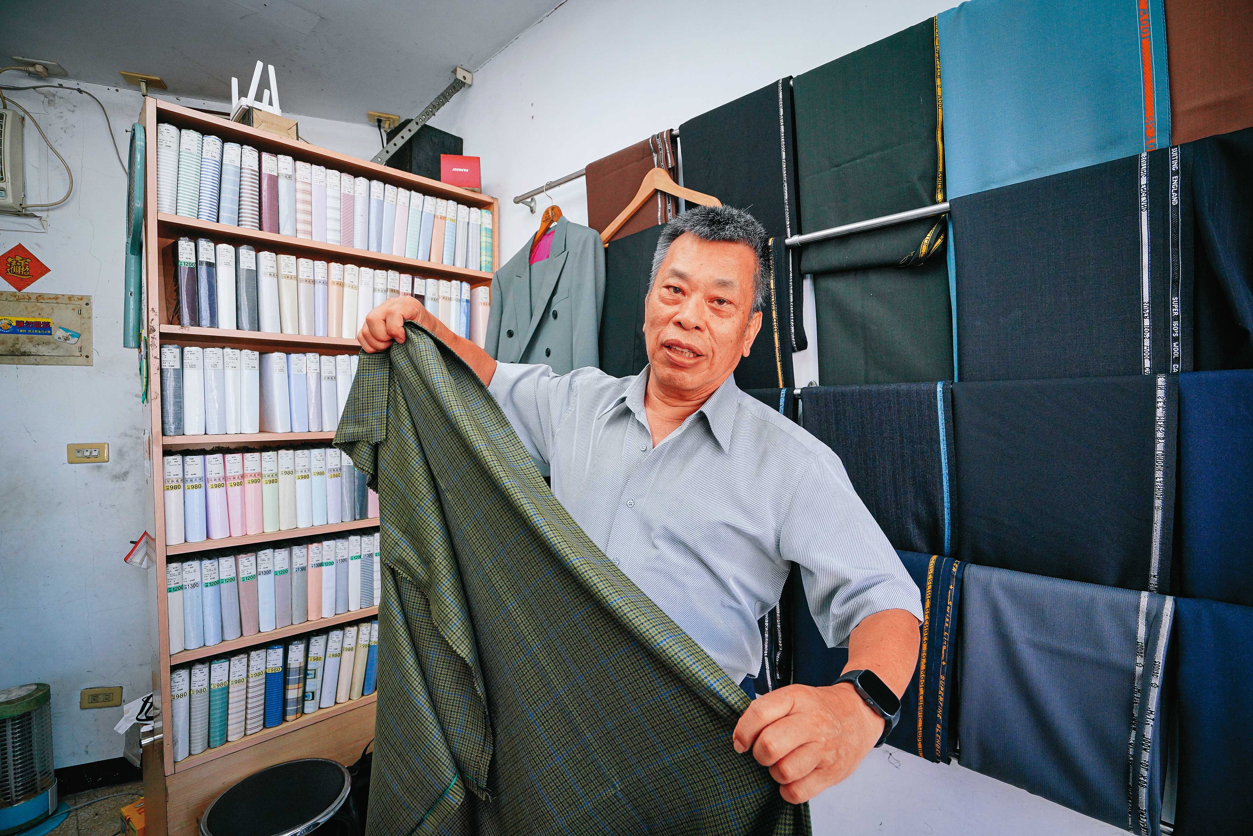 白宮呢羢西服號成功的訣竅,在於細心服務。張秉清詳細為顧客解說布料,贏得客人信賴。