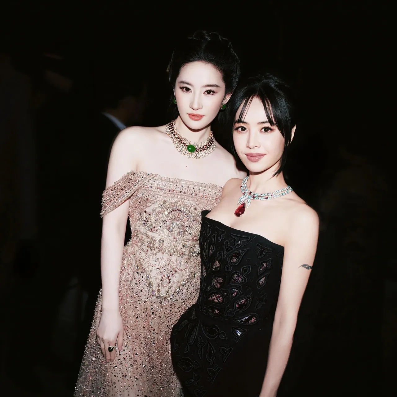 蔡依林與劉亦菲同框合影,兩大女神同場成為亮點。(IG)