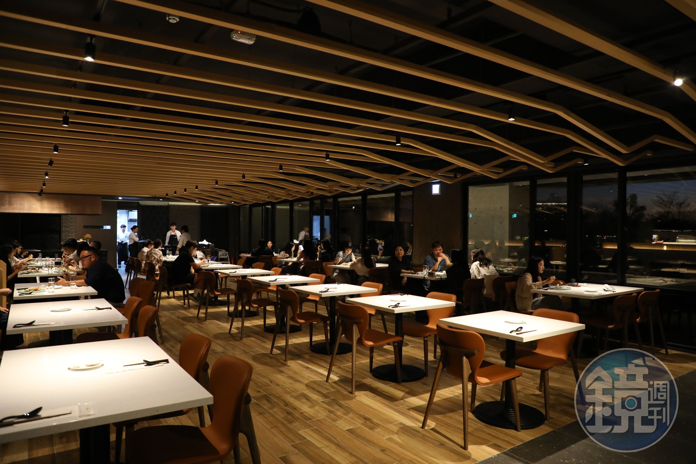 餐廳位於飯店B棟2樓，共有100個座位，還有能容納20人的大包廂。