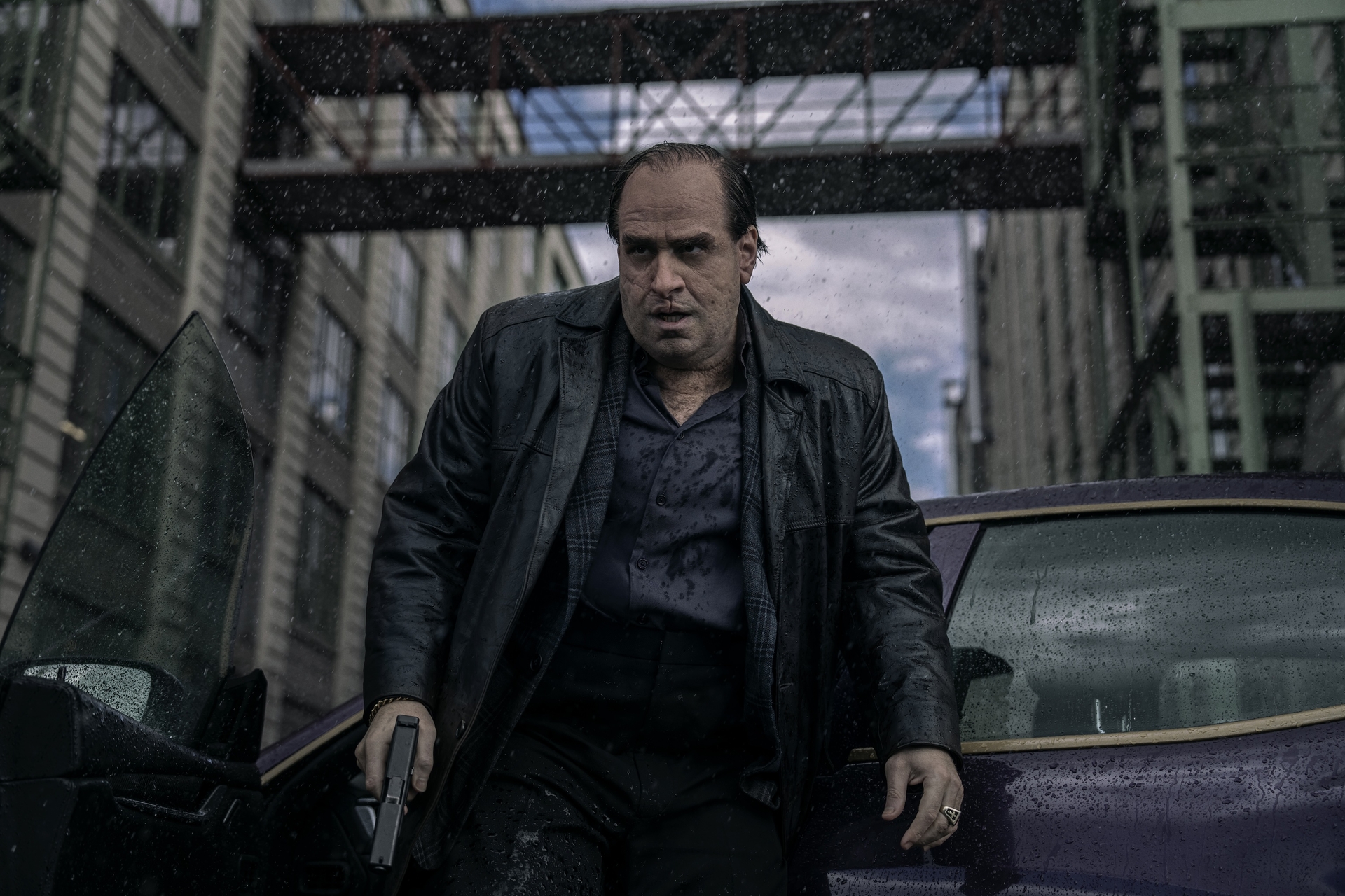 柯林法洛經過特效化妝後，從頭到尾都變成另外一個人，是《企鵝人》讓人聞風喪膽的黑幫奧斯華。（HBO提供）