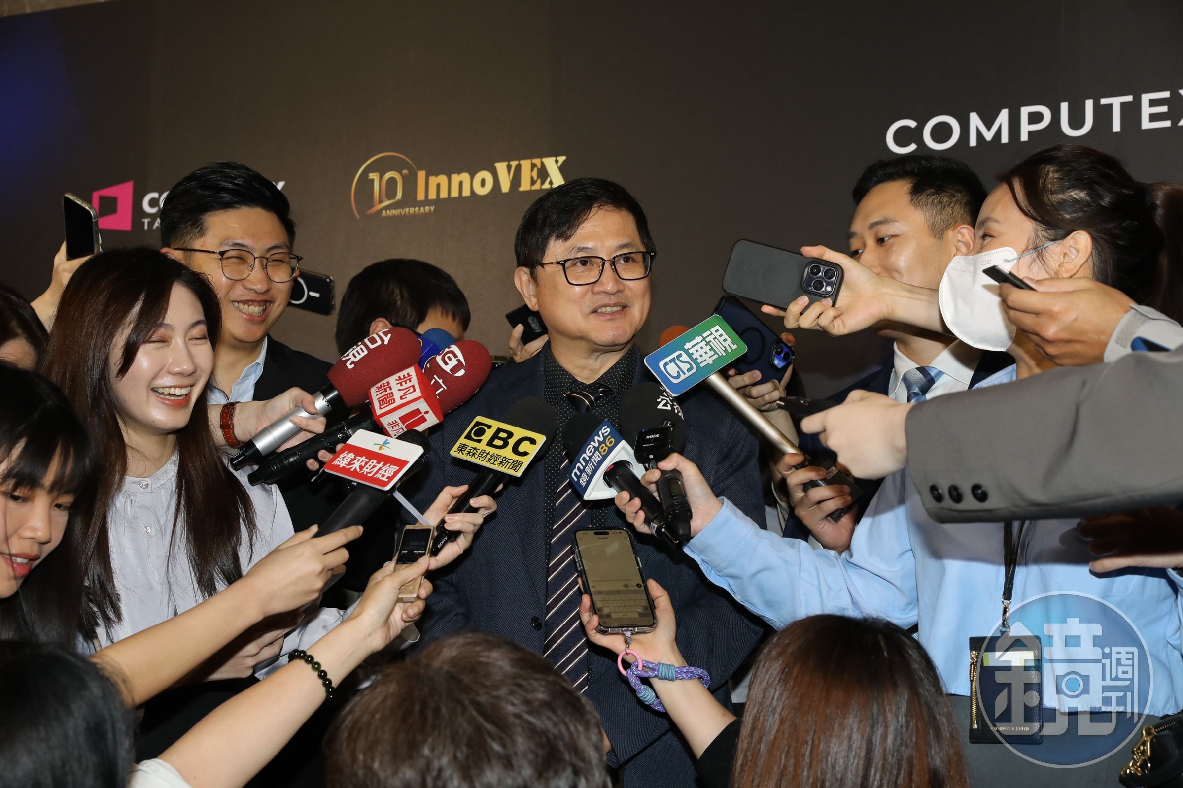 童子賢表示，匯率波動不是新臺幣單獨面臨的問題 ，而是全世界的貨幣對美元都面臨同樣的問題，並呼籲外界不要用「廣場協議」製造自己的恐懼。