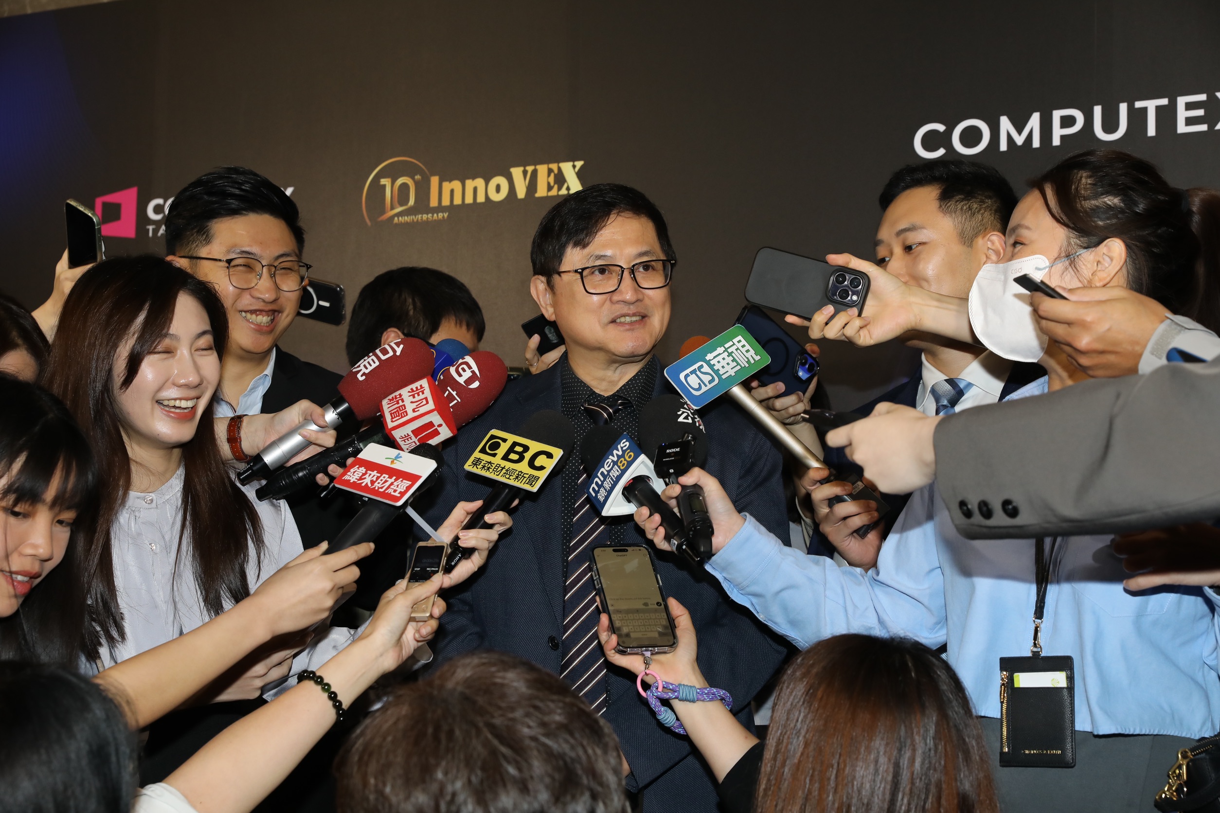 童子賢表示，匯率波動不是新臺幣單獨面臨的問題 ，而是全世界的貨幣對美元都面臨同樣的問題，並呼籲外界不要用「廣場協議」製造自己的恐懼。