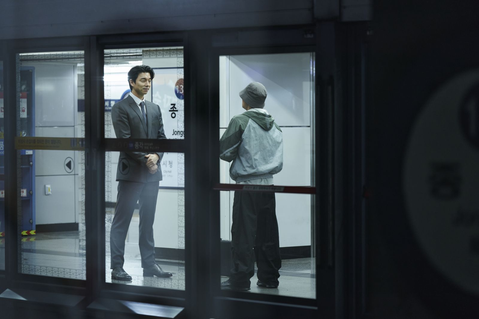 凱特布蘭琪是美國版的孔劉,在美國LA街頭找人打畫片。(Netflix提供)