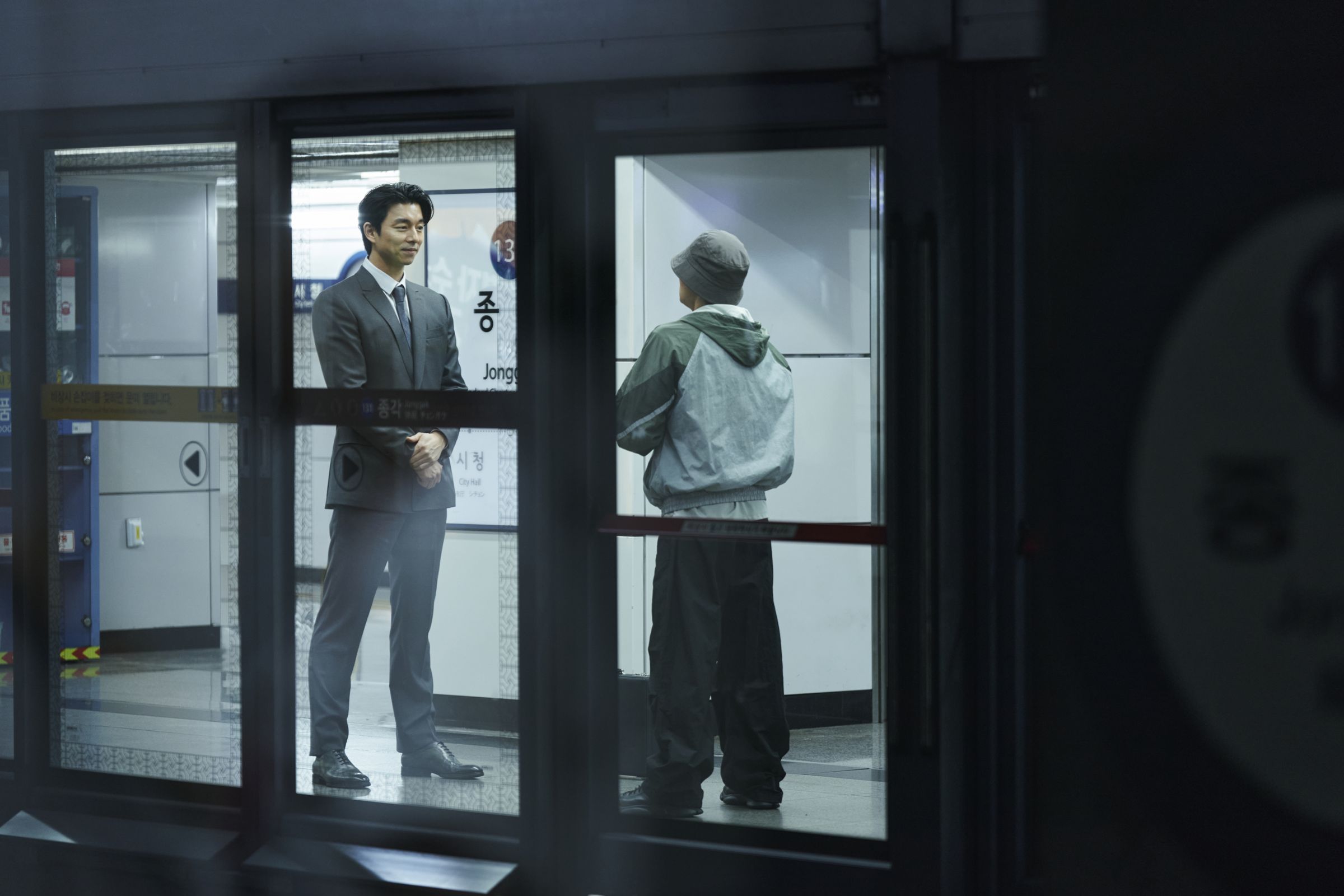 凱特布蘭琪是美國版的孔劉,在美國LA街頭找人打畫片。(Netflix提供)