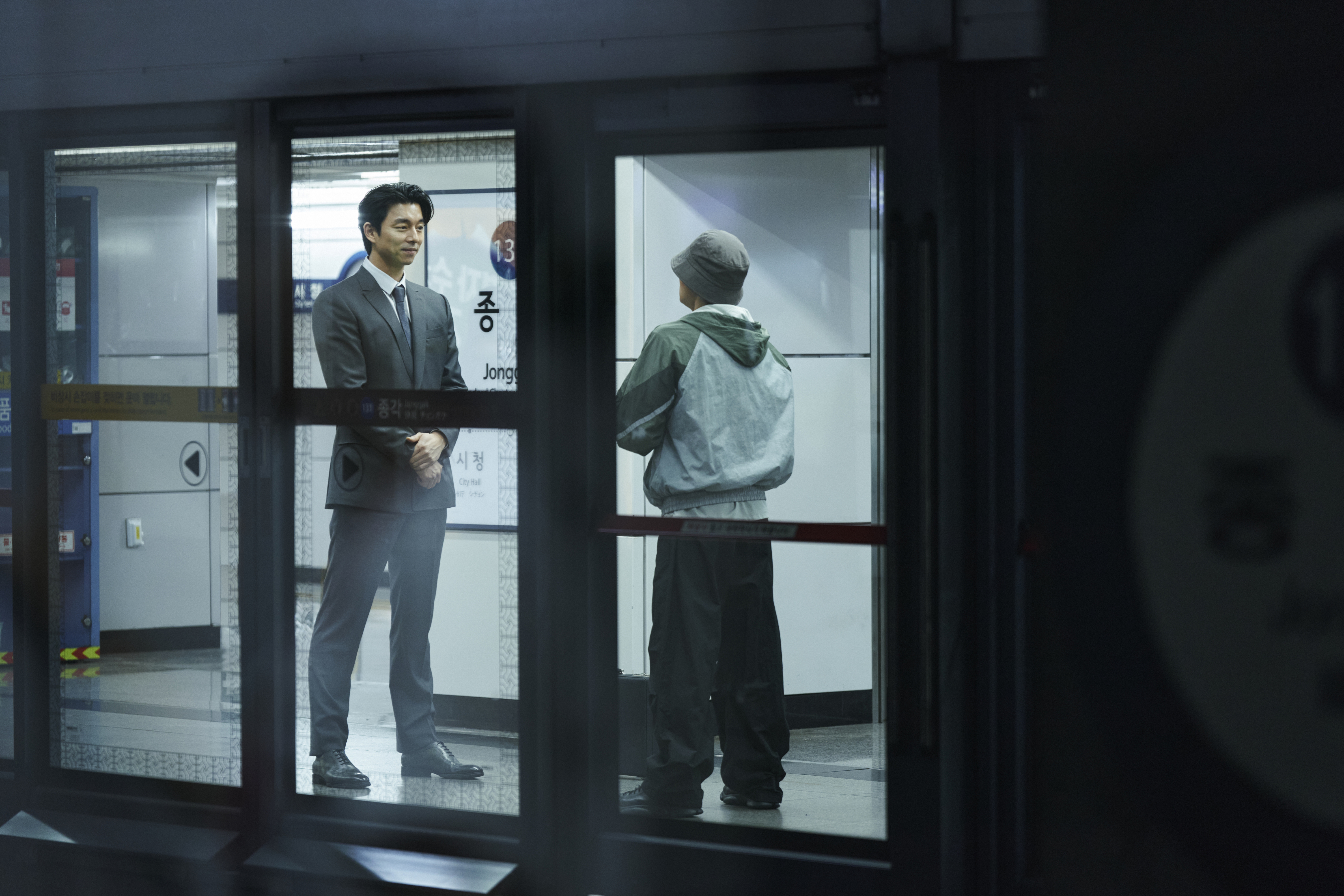 凱特布蘭琪是美國版的孔劉，在美國LA街頭找人打畫片。（Netflix提供）