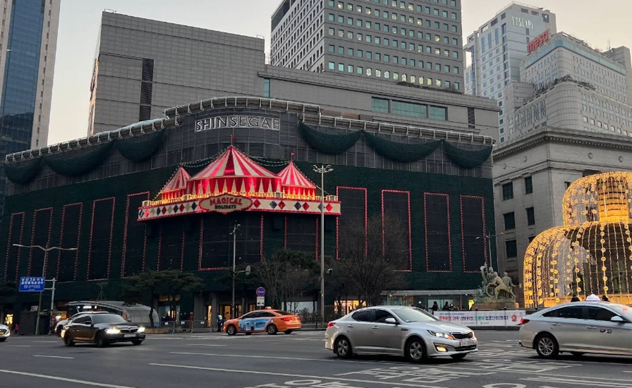 首爾明洞的新世界百貨本店被恐怖預告放炸彈。(翻攝自google maps)