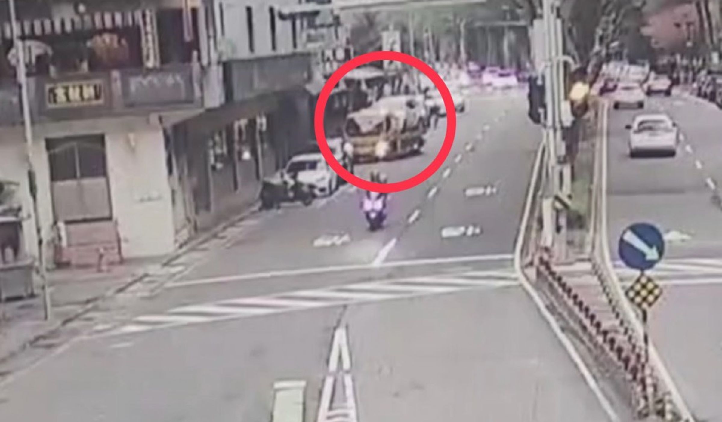 林姓女子大年初二駕車前往烏來遊玩,因車子故障找來拖吊車,她指控事後才知道拖吊費高達10萬元,警方據報也到場處理。(翻攝畫面)