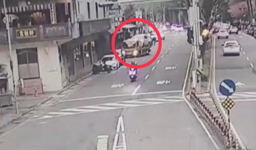 林姓女子大年初二駕車前往烏來遊玩,因車子故障找來拖吊車,她指控事後才知道拖吊費高達10萬元,警方據報也到場處理。(翻攝畫面)