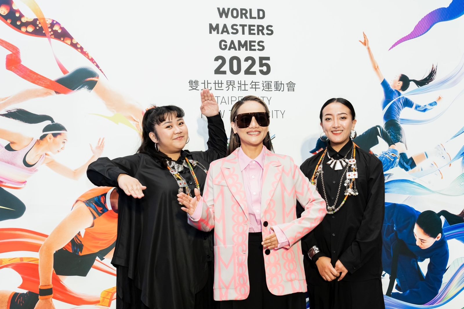 金曲原民創作歌后阿爆(阿仍仍)攜子弟兵「那屋瓦少女隊」為世壯運開幕表演展現女力精神。(必應創造提供)