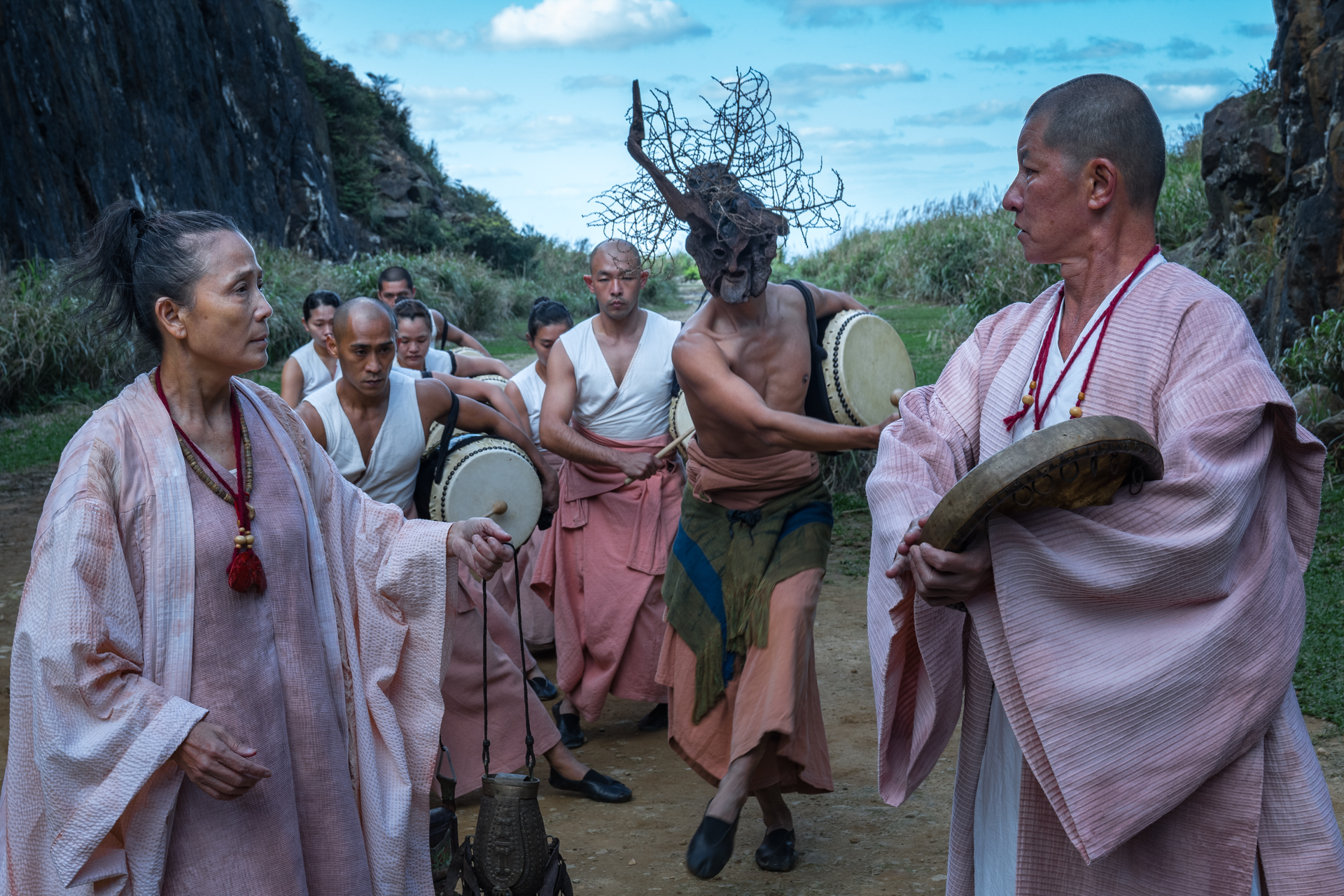 優人神鼓的《亙古以來》以鼓、以舞、以祭儀展現自然與心靈的對話，左為劉若瑀、右為黃誌群。（牽猴子提供）