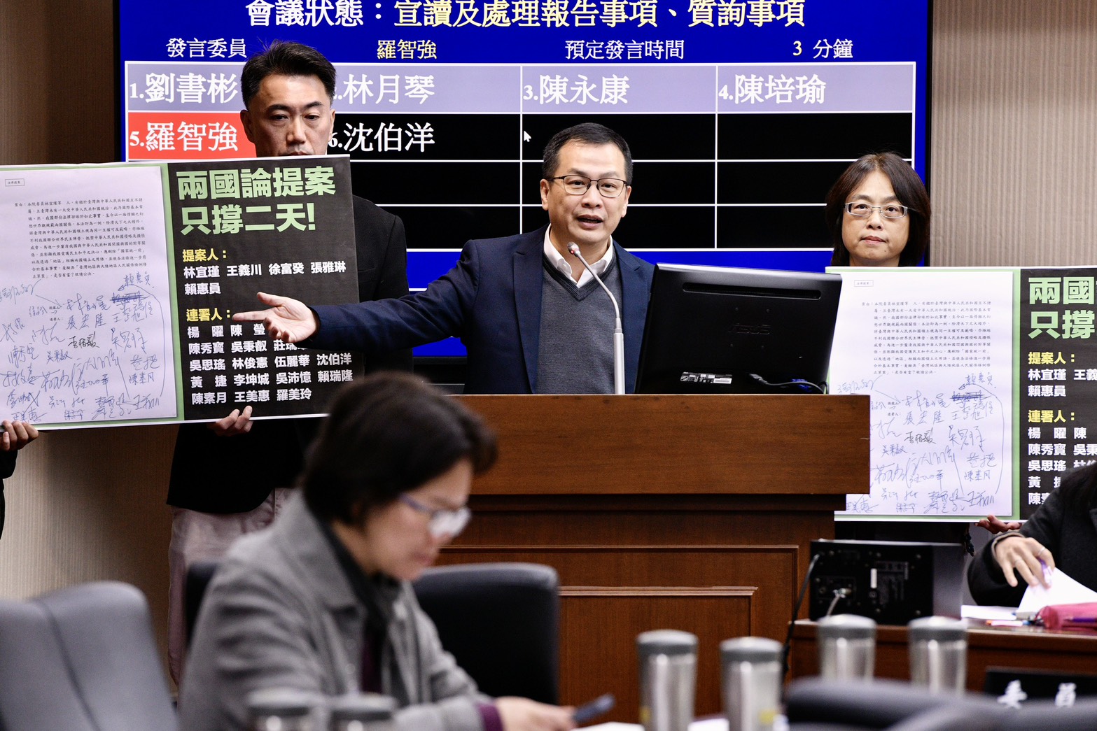 羅智強批總預算是違法預算,還嗆林宜瑾的兩國條例不敢送。(鏡報李智為)