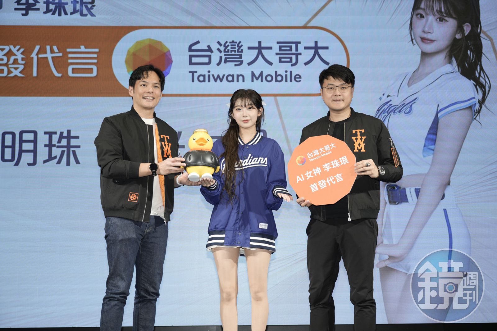 台灣大哥大總經理林之晨(左)宣布李珠珢成為年度代言人。