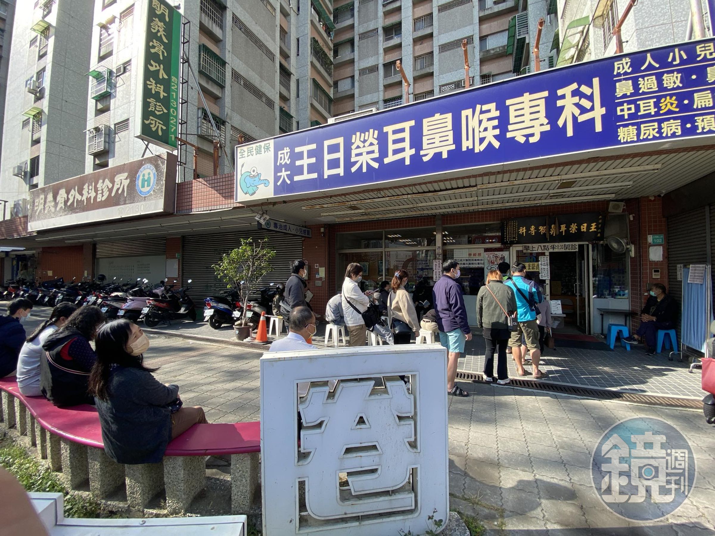 有鄉民在PTT好奇提問,最近經過耳鼻喉科診所,發現外面掛號的人潮整個大爆滿,「最近到底是怎麼了啊?」(示意圖)