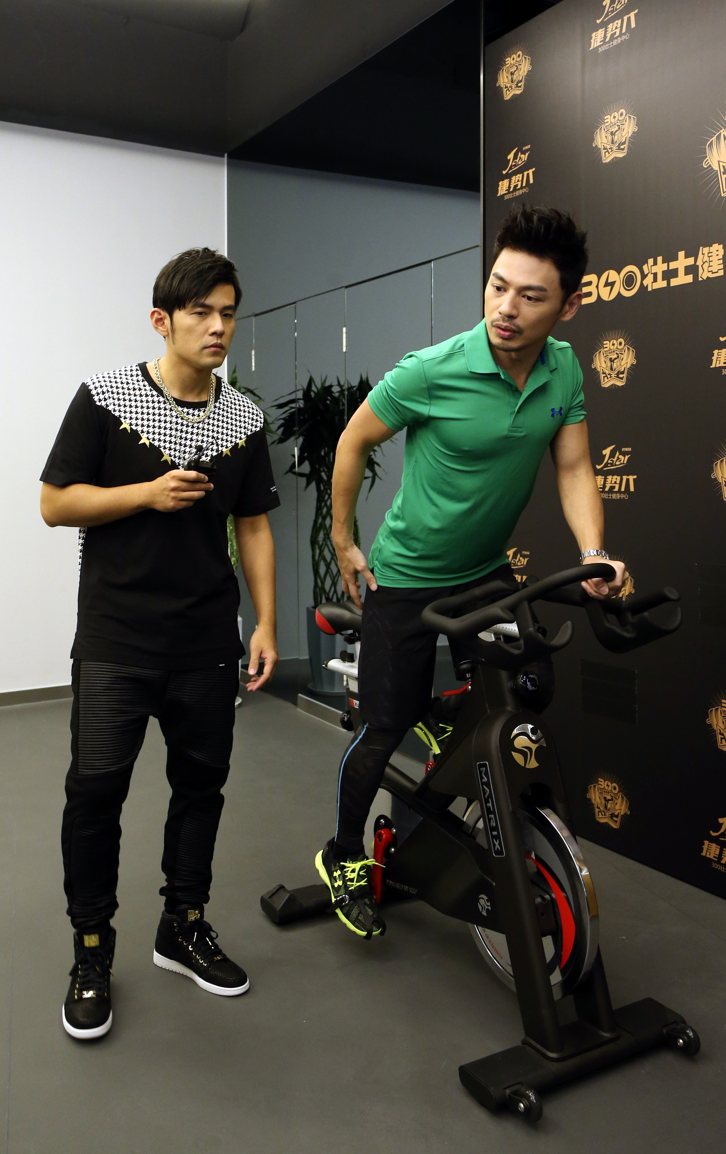 周杰倫(左)因喜愛健身,曾加入好友劉畊宏的300壯士健身房經營。右為阿KEN。(翻攝阿KEN微博)