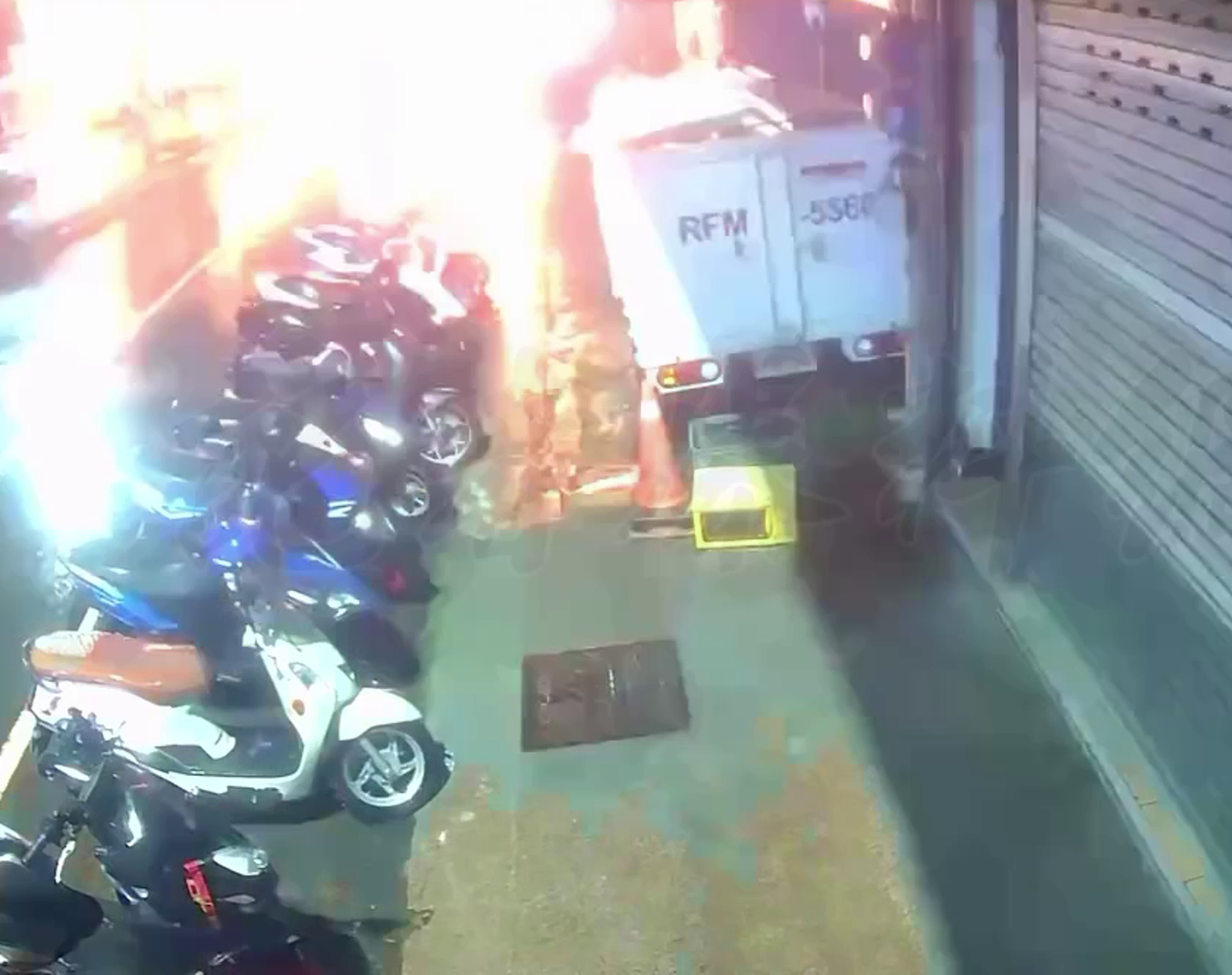 高翠路氣爆監視器畫面曝光,火球瞬間竄出伴隨巨大爆炸聲響,附近居民全被驚醒。(翻攝畫面)