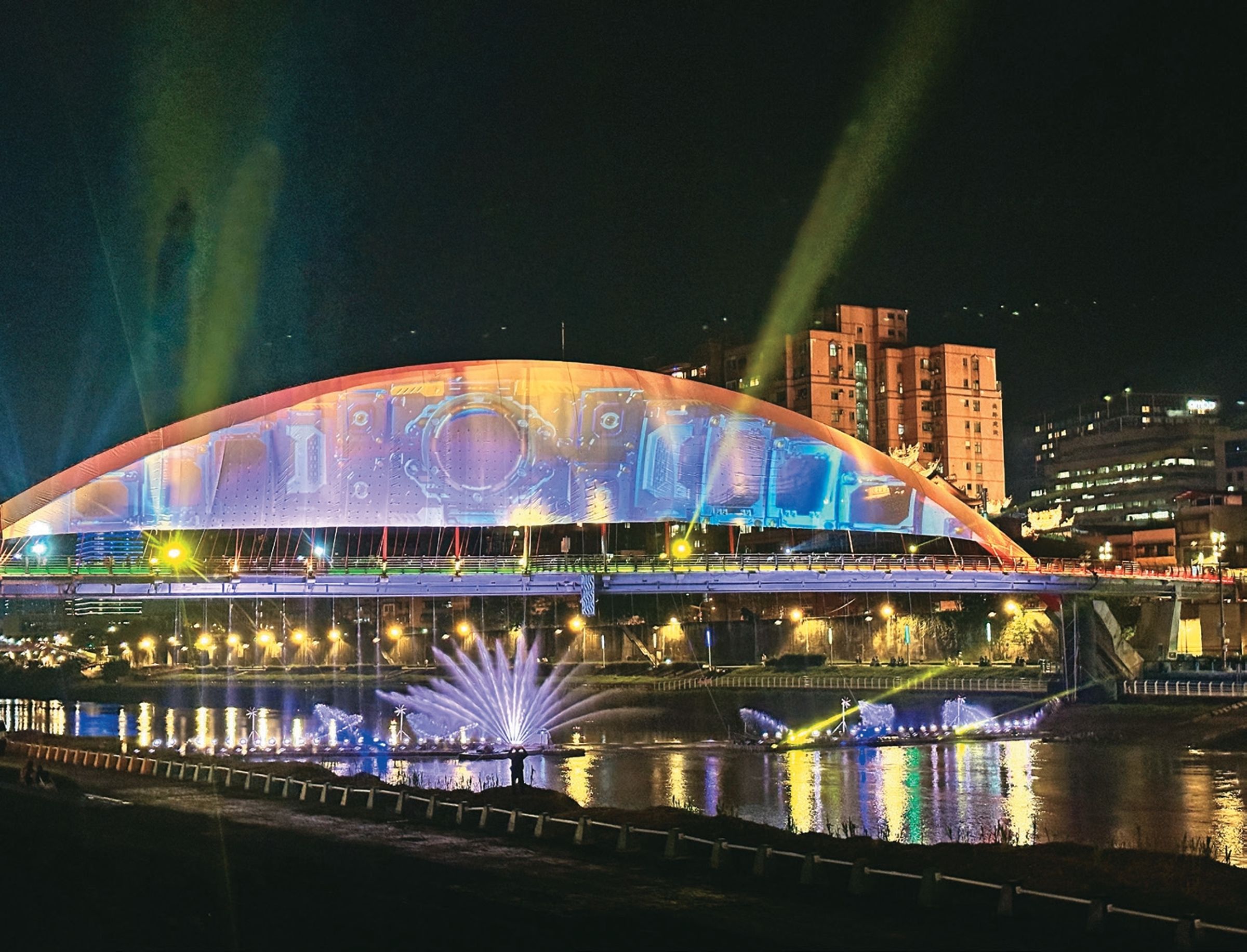 水舞展演為彩虹橋畔的夜景增添璀璨光彩。(圖/台北市觀光傳播局)