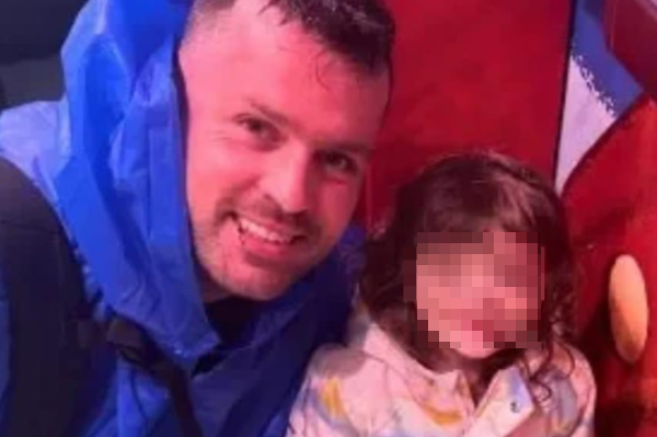 這名爸爸沉迷打遊戲，忘記還把年幼的女兒（右）獨留在悶熱的車內。（翻攝自Instagram）