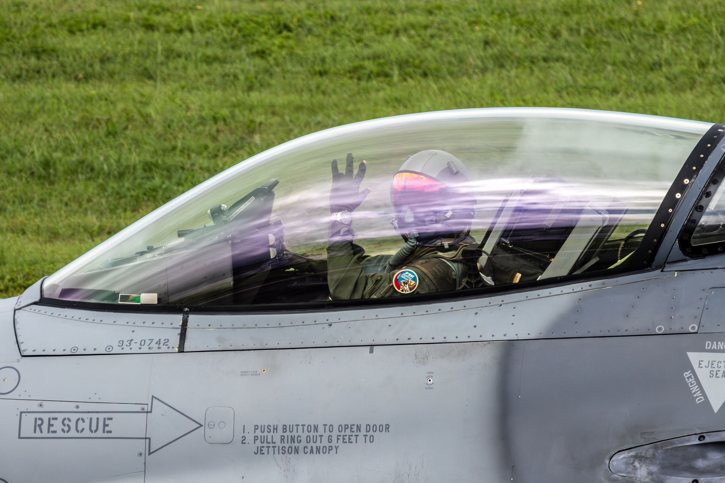 空軍花蓮基地上尉飛官辛柏毅6日晚間駕駛F-16戰機執行夜間訓練時失事，軍方證實飛行過程中曾回報模組化任務電腦（MMC）異常，目前仍全力搜救中。（翻攝自臉書/IDF經國號）