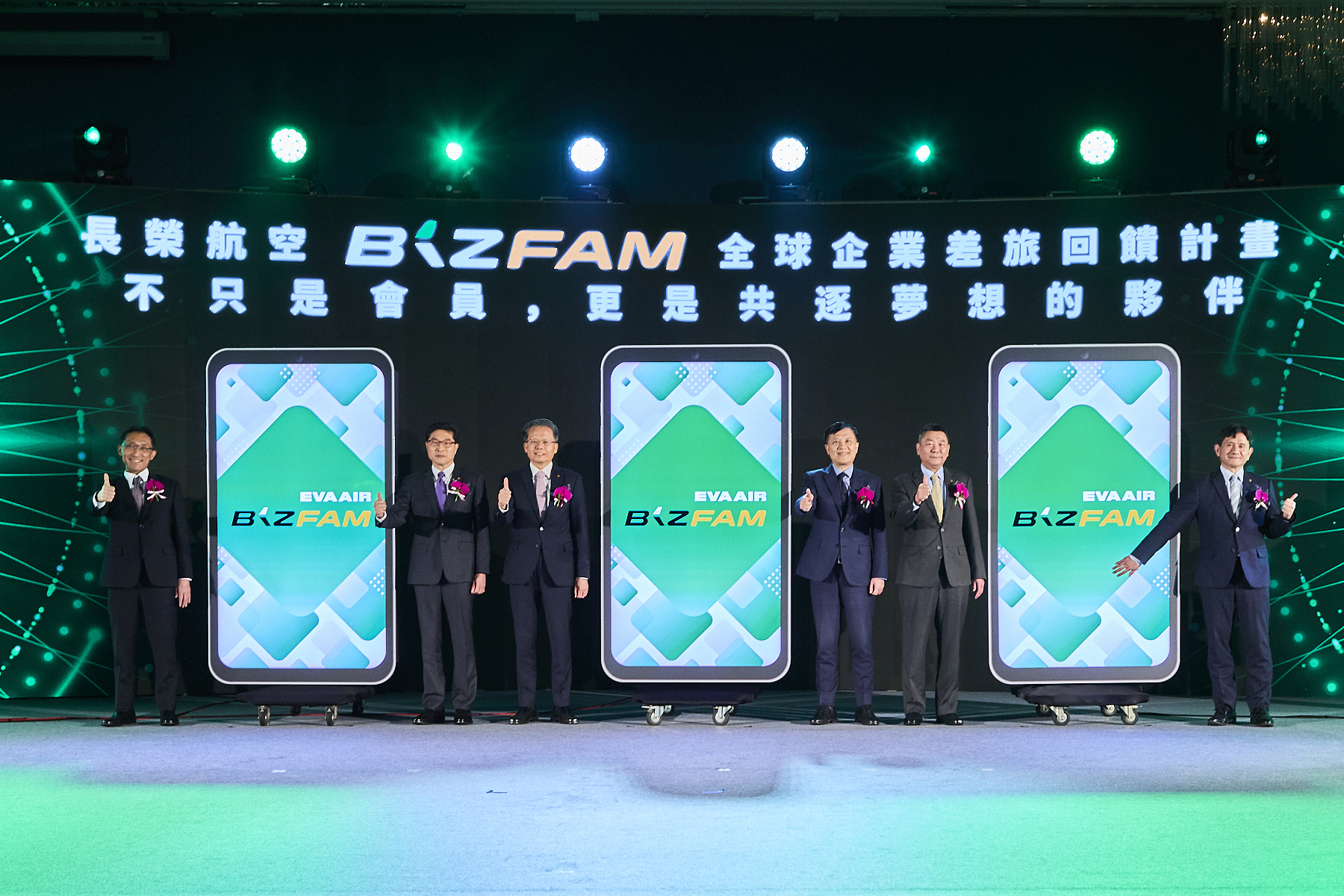 長榮航空今(30)日舉辦「長榮航空BizFam全球企業差旅回饋計畫」發表會,由長榮航空孫嘉明總經理(左三)、外貿協會周秀隆副秘書長(右三)、長榮航空廖至維首席副總經理(左二)、陳耀銘發言人(右二)、潘信修副總經理(左一)以及侯憲裕副總經理(右一)共同主持啟動儀式。