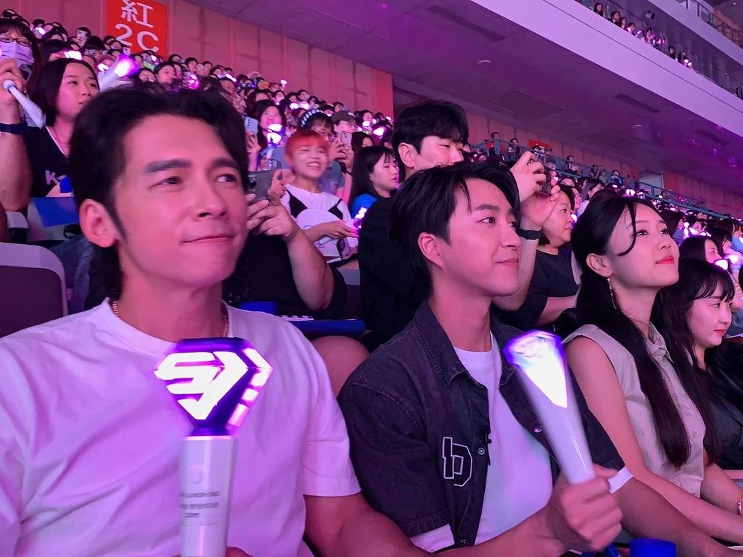温昇豪（左起）、江宏傑與YouTuber韓國女生Judy進場觀賞Super Junior演唱會，兩位男生還因為不懂應援由粉絲親自教學。（翻攝客家電視INS）