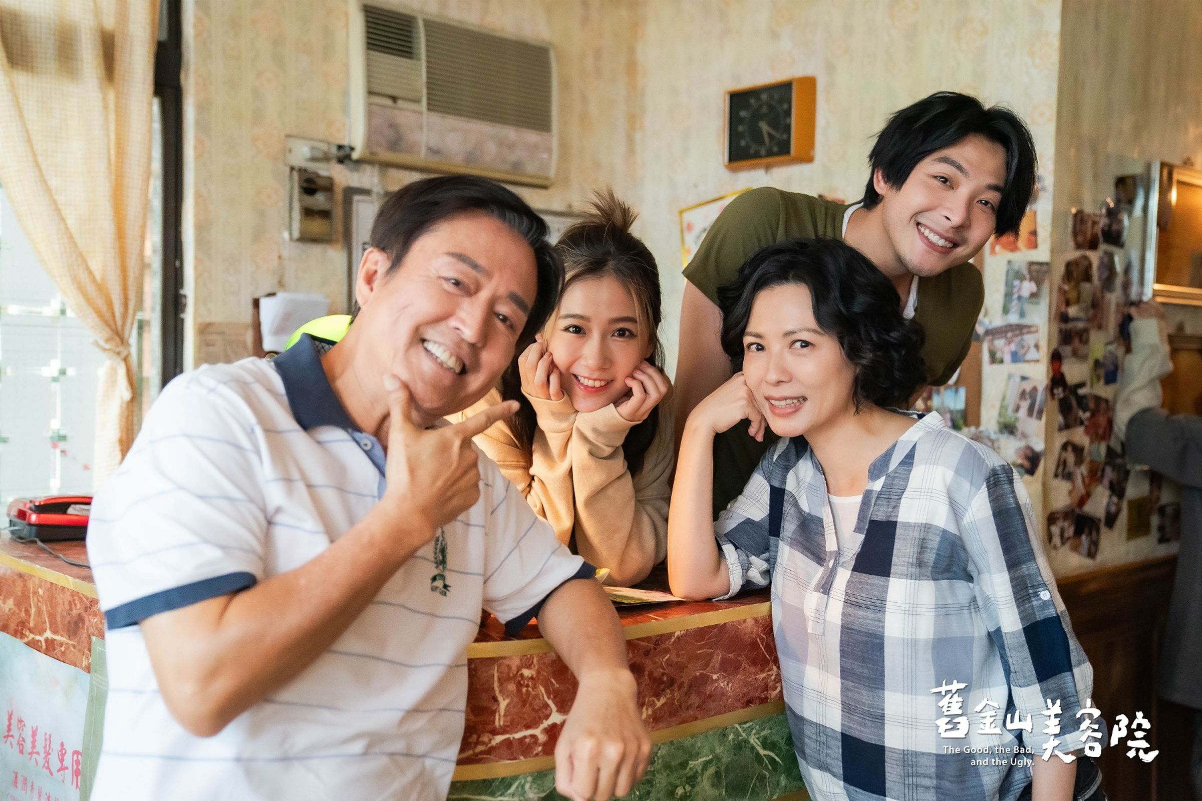 檢場（左起）、方志友、陳孝萱和連晨翔飾演一家人。（TVBS提供）