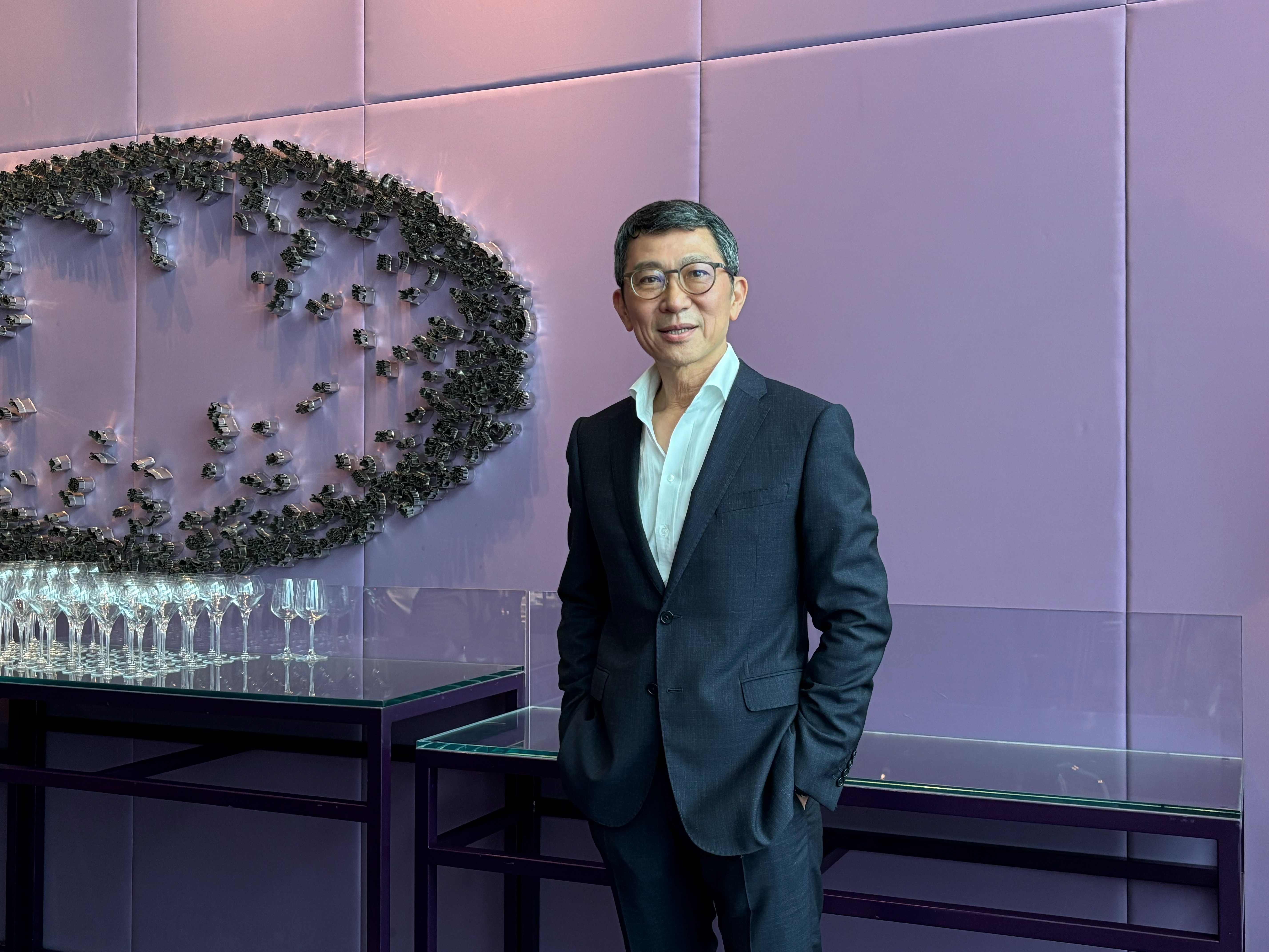 訊聯集團董事長蔡政憲表示,訊聯基因數位與達梭系統台灣合作,提供生技製藥業者全新AI解決方案,藉此加速新藥開發流程,提高成功機率。(林哲良攝)