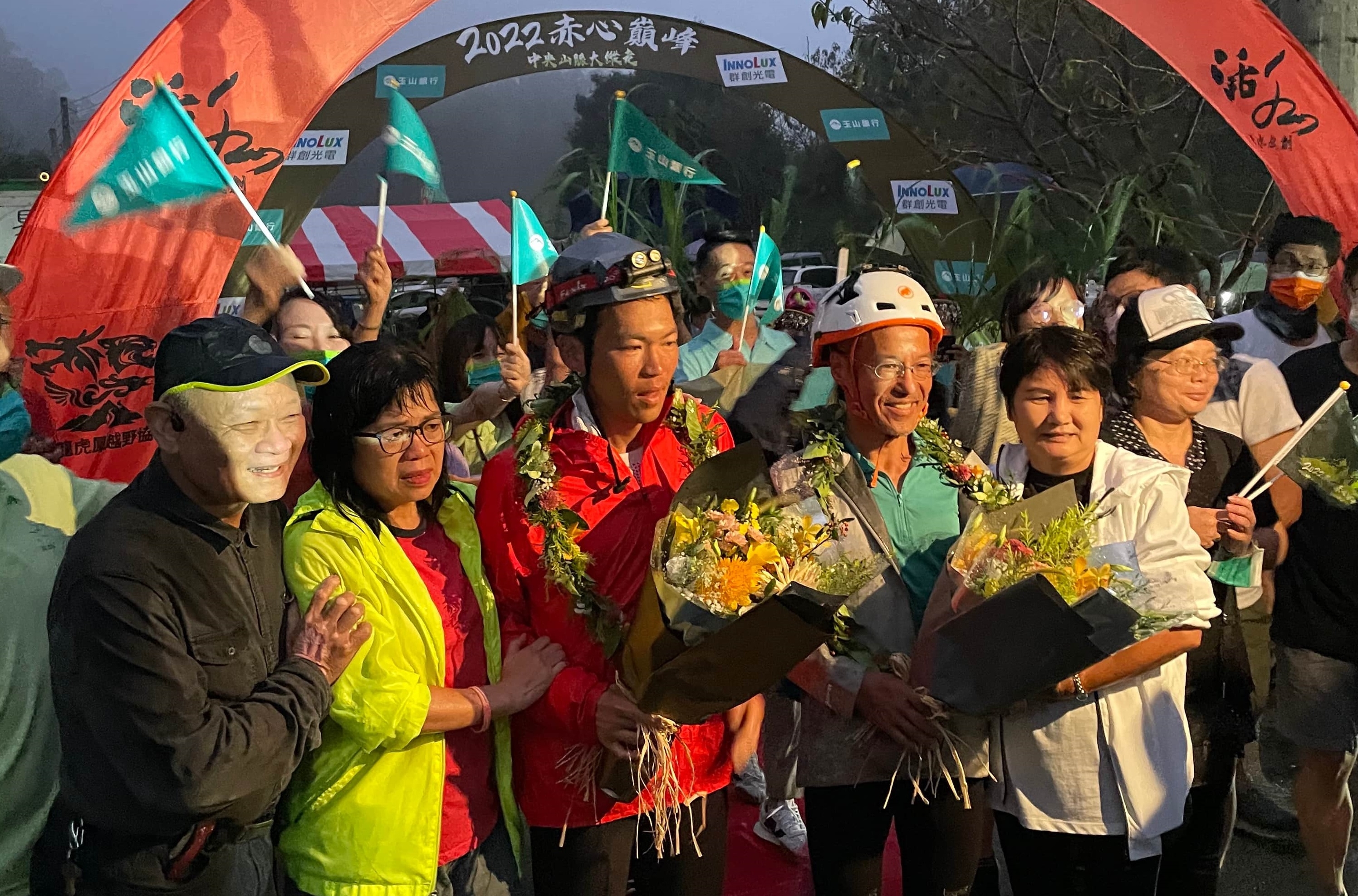 《赤心巔峰》越野跑者周青（左3）與古明政（右2）挑戰8天半縱走中央山脈，與家人在終點合影。（活水文化提供）